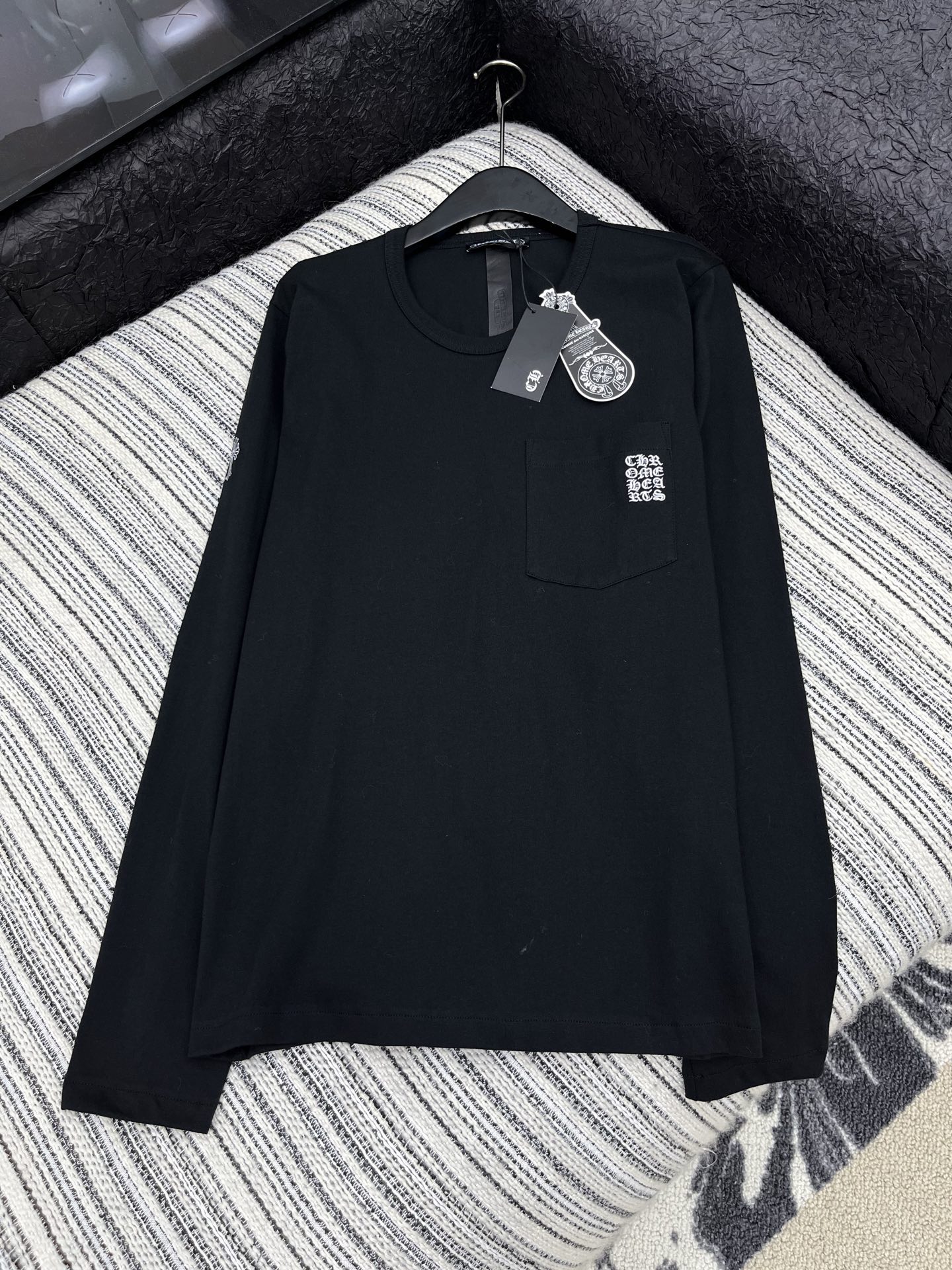 🛒𝐍𝐄𝐖 · 𝟐𝟎𝟐5/爆款现货原单品质 克罗星｜2025新款梵文口袋刺绣长袖衫宽松慵懒系列！暗黑色系酷