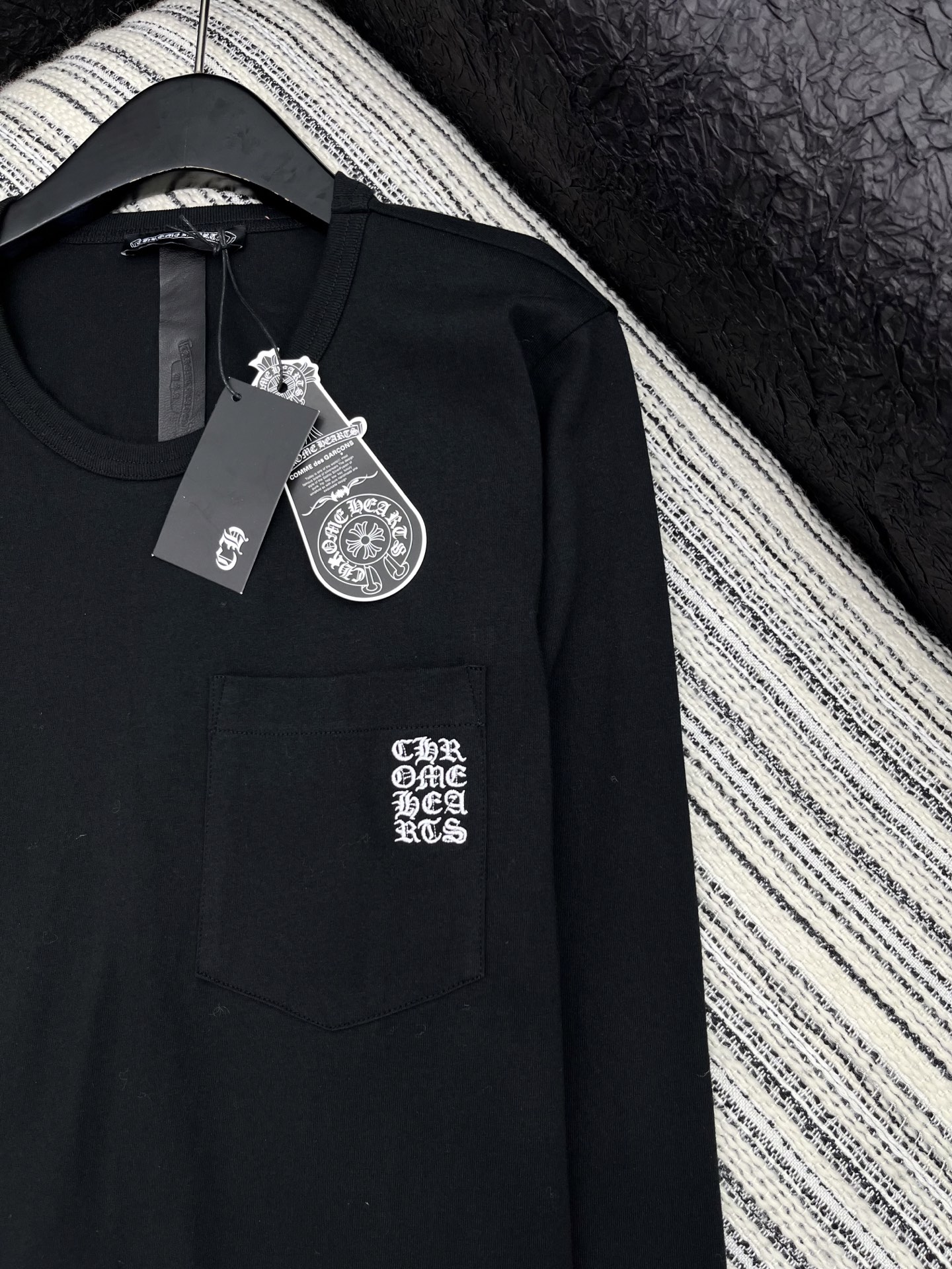 🛒𝐍𝐄𝐖 · 𝟐𝟎𝟐5/爆款现货原单品质 克罗星｜2025新款梵文口袋刺绣长袖衫宽松慵懒系列！暗黑色系酷