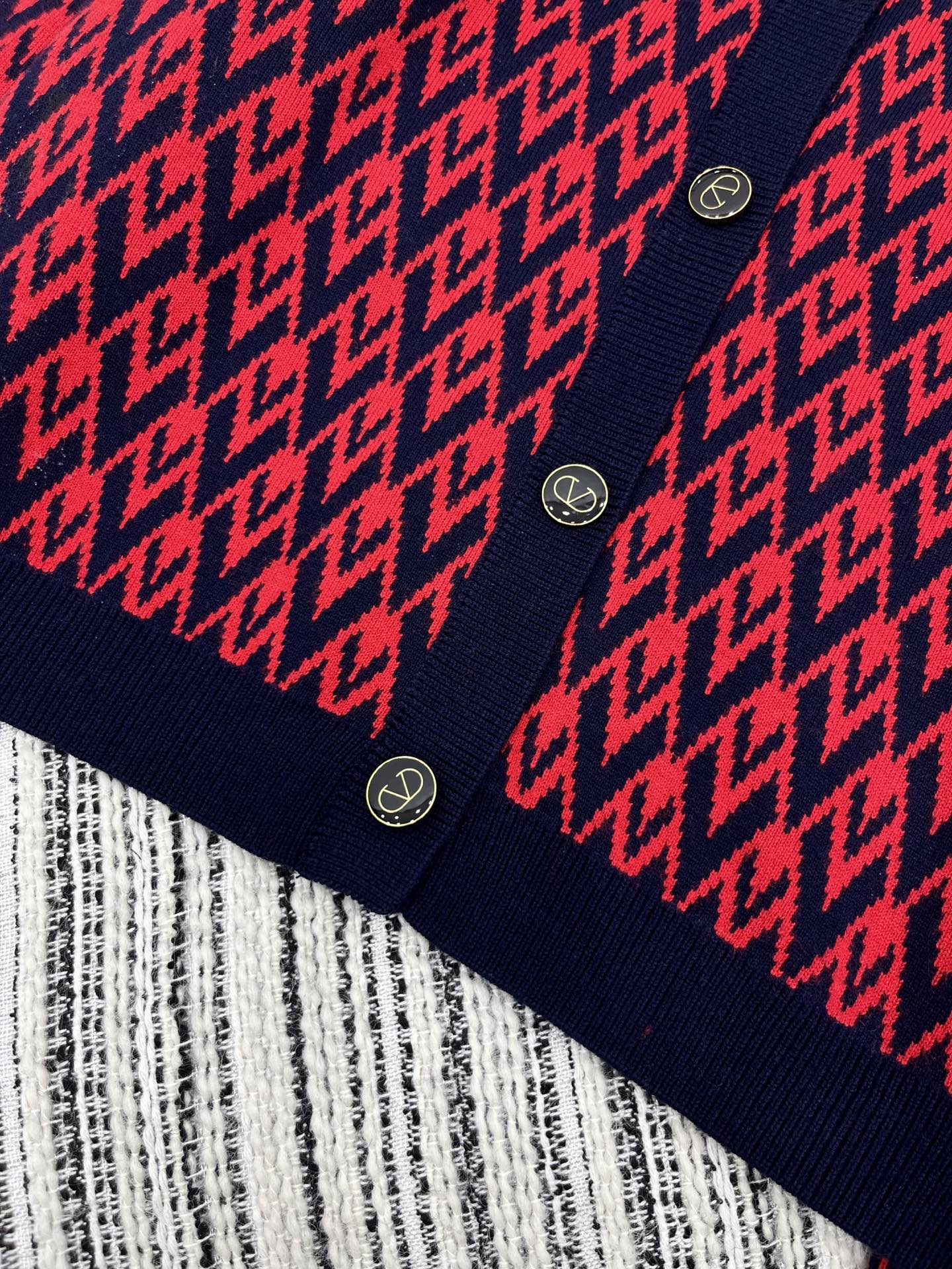 🛒𝐍𝐄𝐖 · 𝟐𝟎𝟐5/爆款现货原单品质 Valen*｜25限定系列新品字母提花针织开衫经典撞色系 圆领