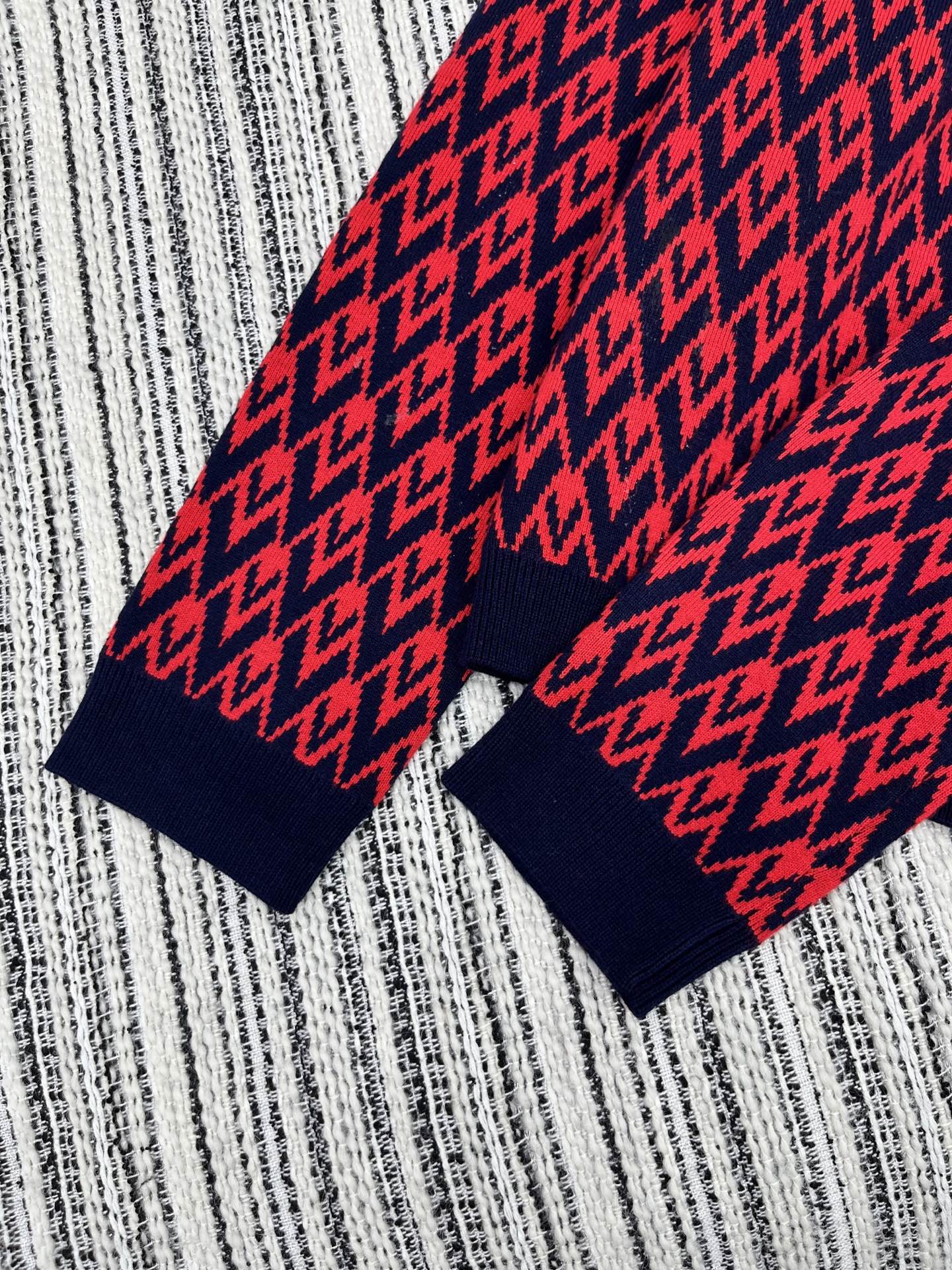 🛒𝐍𝐄𝐖 · 𝟐𝟎𝟐5/爆款现货原单品质 Valen*｜25限定系列新品字母提花针织开衫经典撞色系 圆领