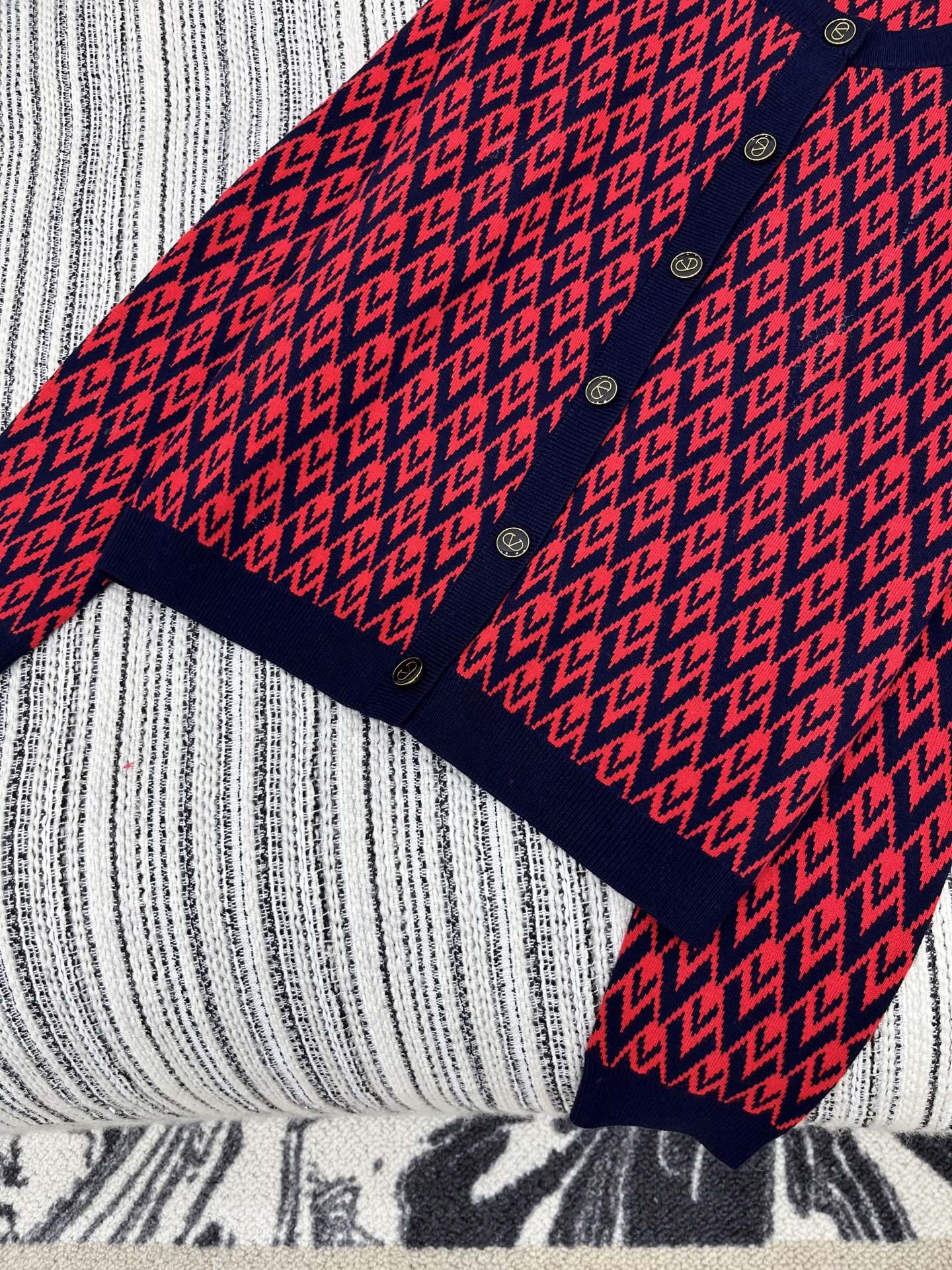 🛒𝐍𝐄𝐖 · 𝟐𝟎𝟐5/爆款现货原单品质 Valen*｜25限定系列新品字母提花针织开衫经典撞色系 圆领