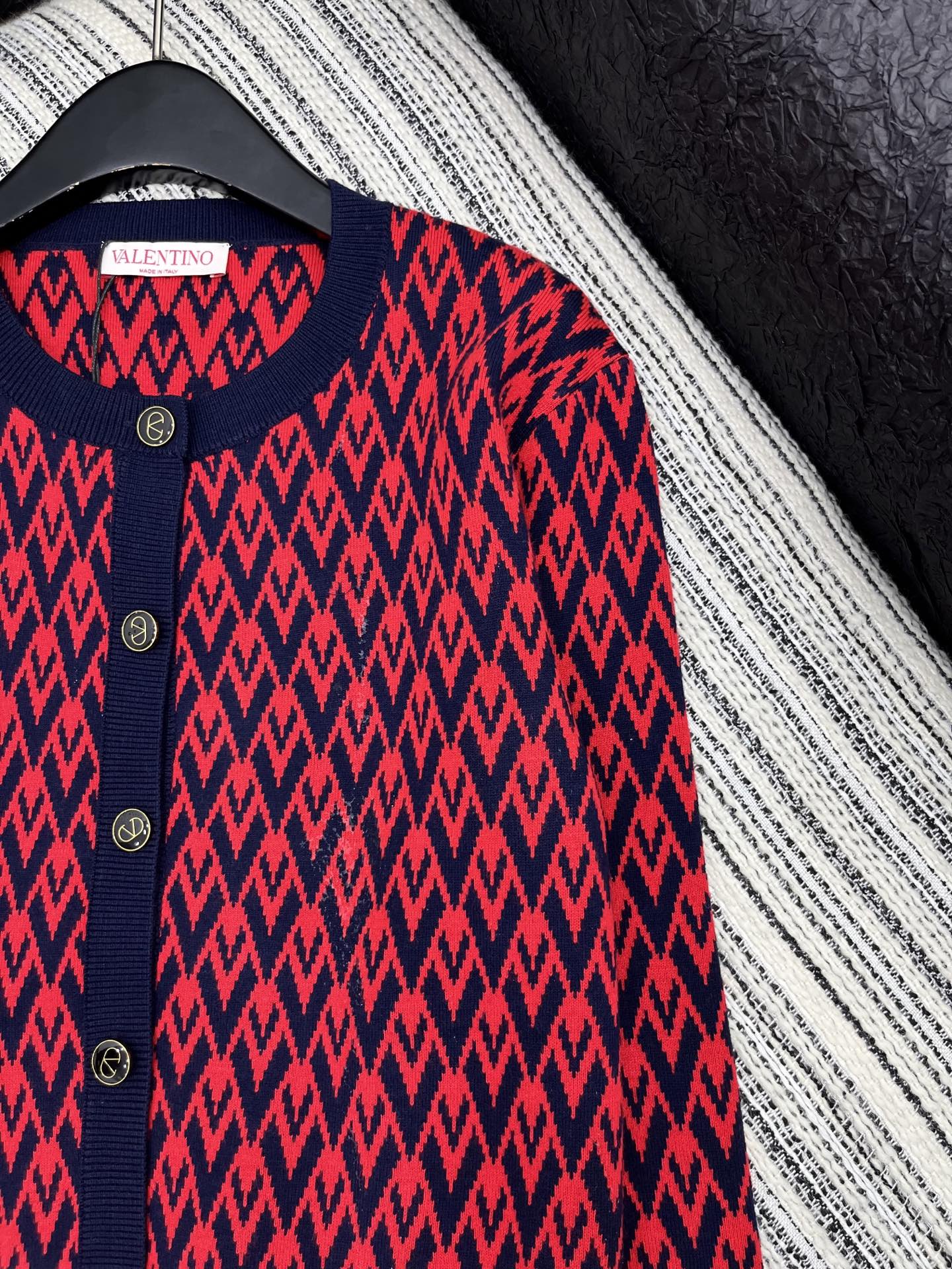 🛒𝐍𝐄𝐖 · 𝟐𝟎𝟐5/爆款现货原单品质 Valen*｜25限定系列新品字母提花针织开衫经典撞色系 圆领