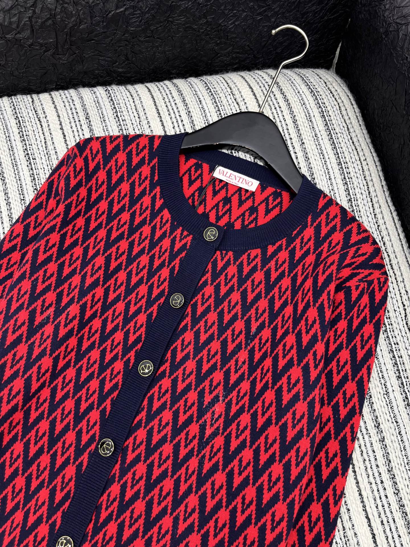 🛒𝐍𝐄𝐖 · 𝟐𝟎𝟐5/爆款现货原单品质 Valen*｜25限定系列新品字母提花针织开衫经典撞色系 圆领