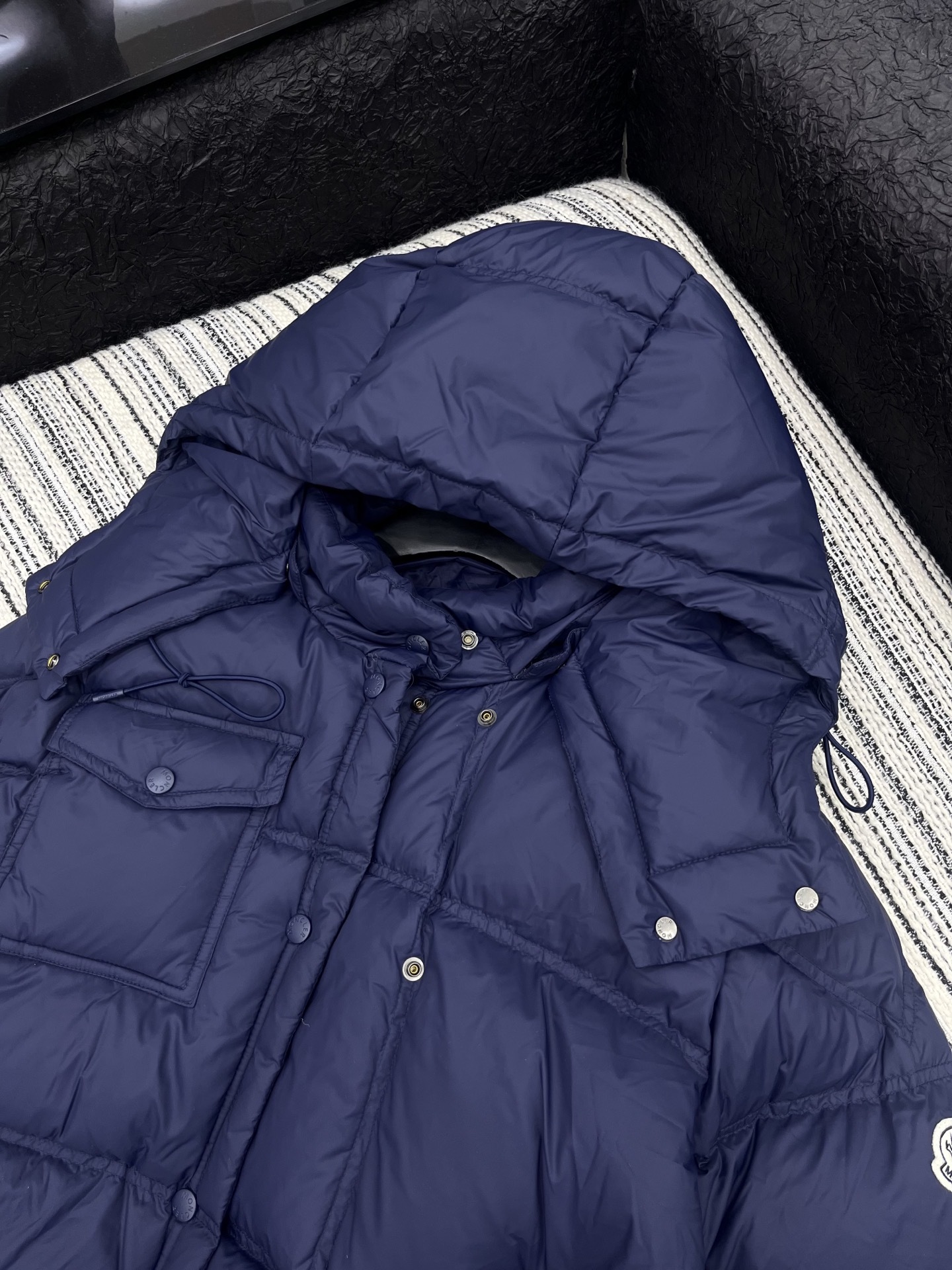 🛒𝐍𝐄𝐖 · 𝟐𝟎𝟐5/爆款现货【原版订制】Mon*|25秋冬新品可拆卸带帽拼接羽绒服外套面包服设计 9