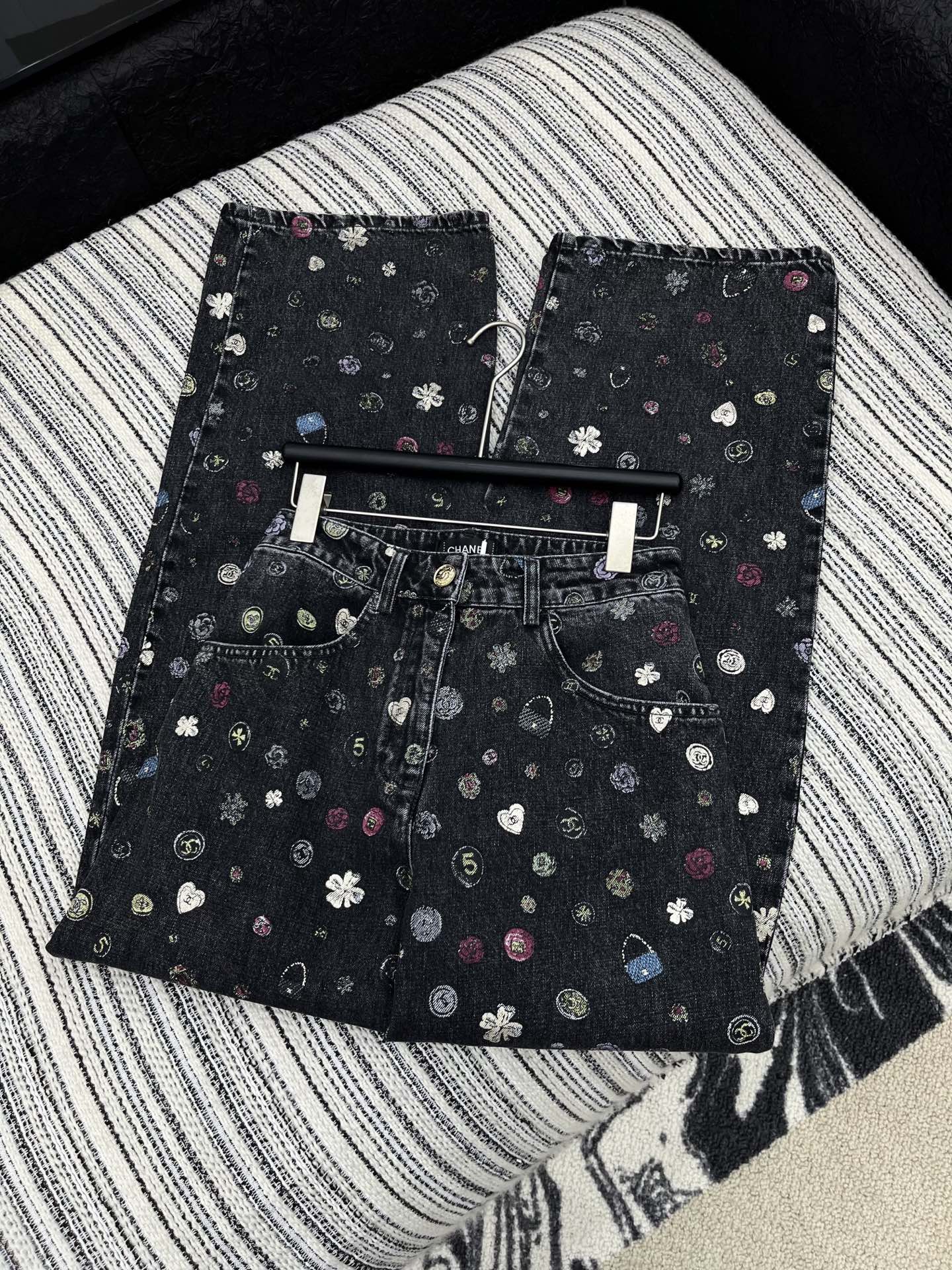 🛒𝐍𝐄𝐖 · 𝟐𝟎𝟐5/爆款现货【原版订制】 Chan*｜25经典涂鸦童趣款印花牛仔裤 工艺款 高端设计