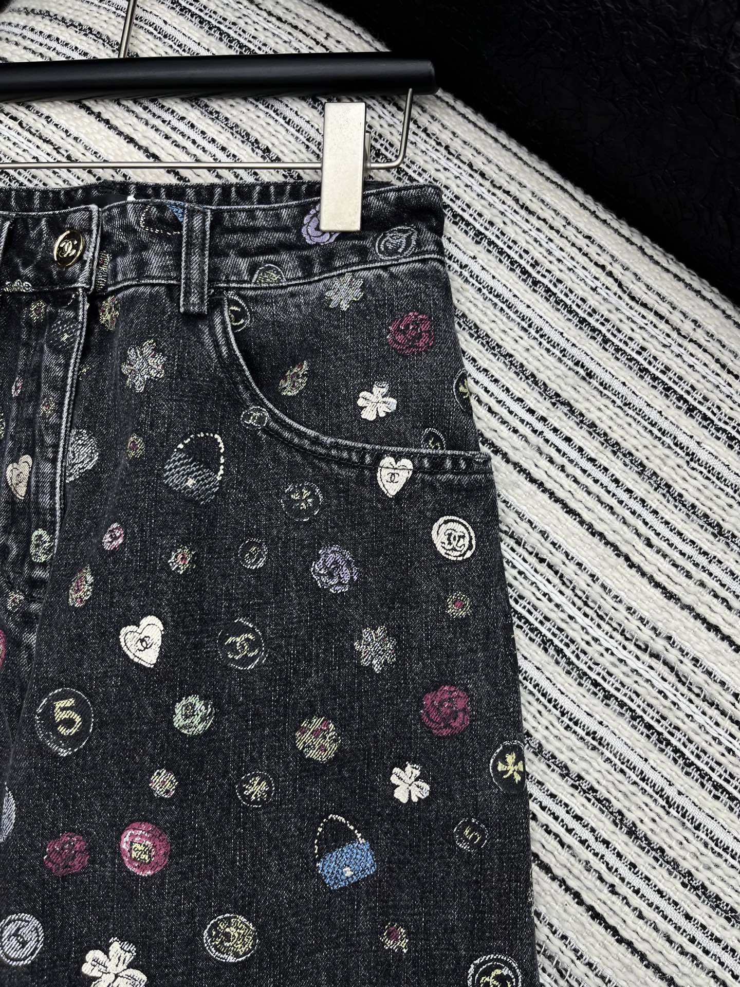 🛒𝐍𝐄𝐖 · 𝟐𝟎𝟐5/爆款现货【原版订制】 Chan*｜25经典涂鸦童趣款印花牛仔裤 工艺款 高端设计