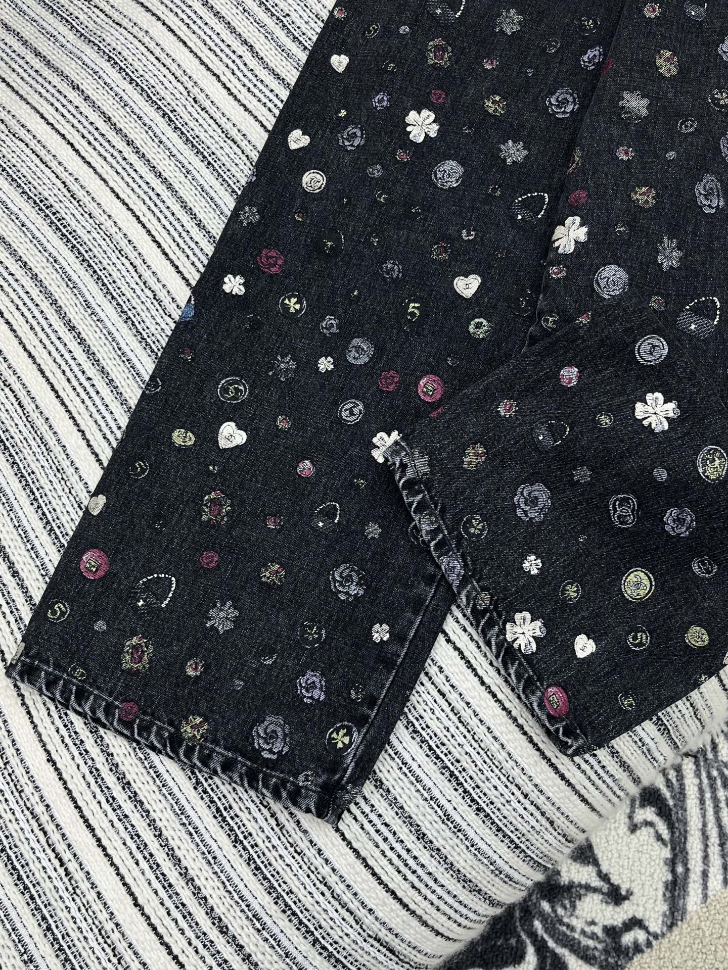 🛒𝐍𝐄𝐖 · 𝟐𝟎𝟐5/爆款现货【原版订制】 Chan*｜25经典涂鸦童趣款印花牛仔裤 工艺款 高端设计