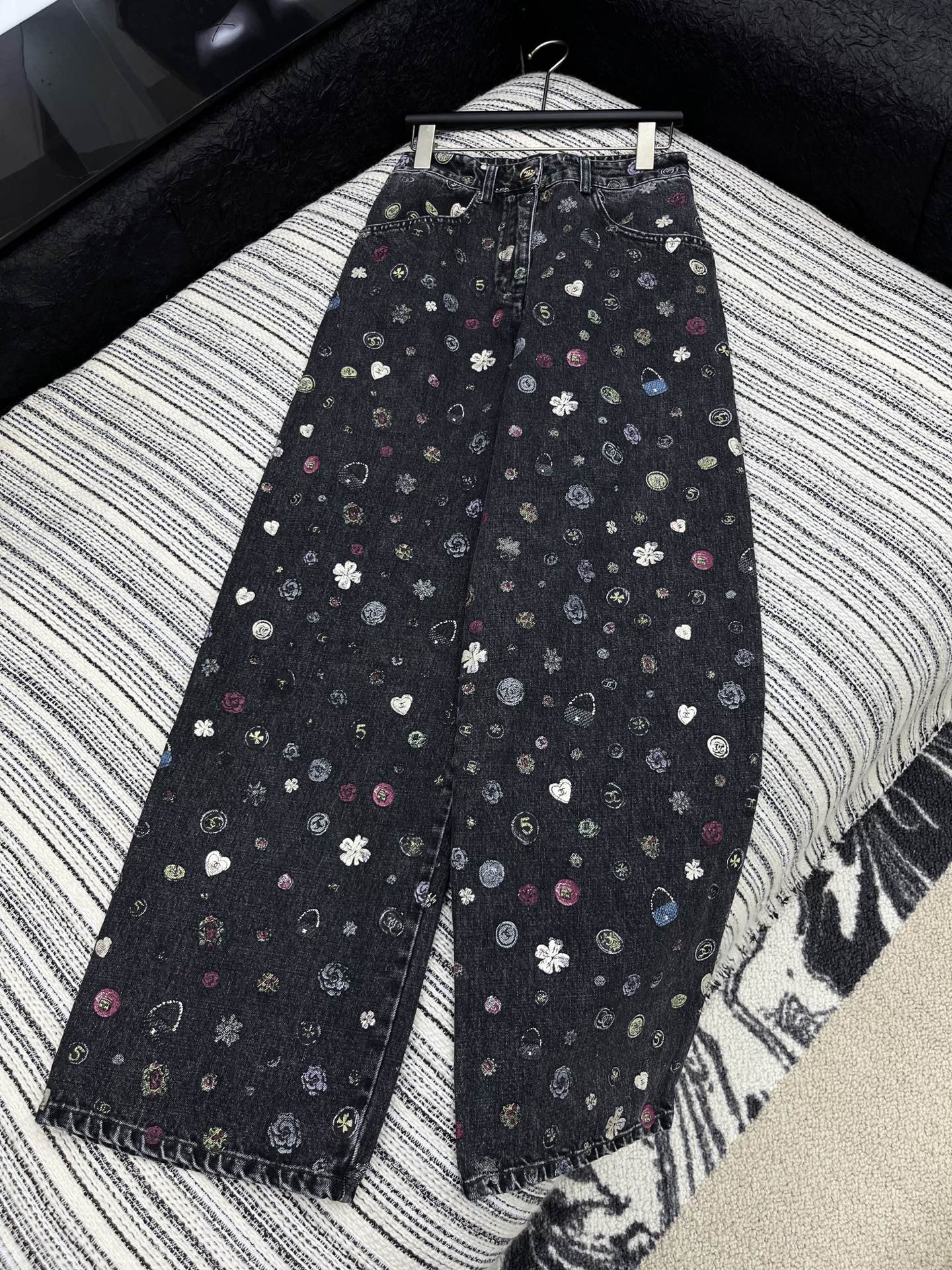 🛒𝐍𝐄𝐖 · 𝟐𝟎𝟐5/爆款现货【原版订制】 Chan*｜25经典涂鸦童趣款印花牛仔裤 工艺款 高端设计