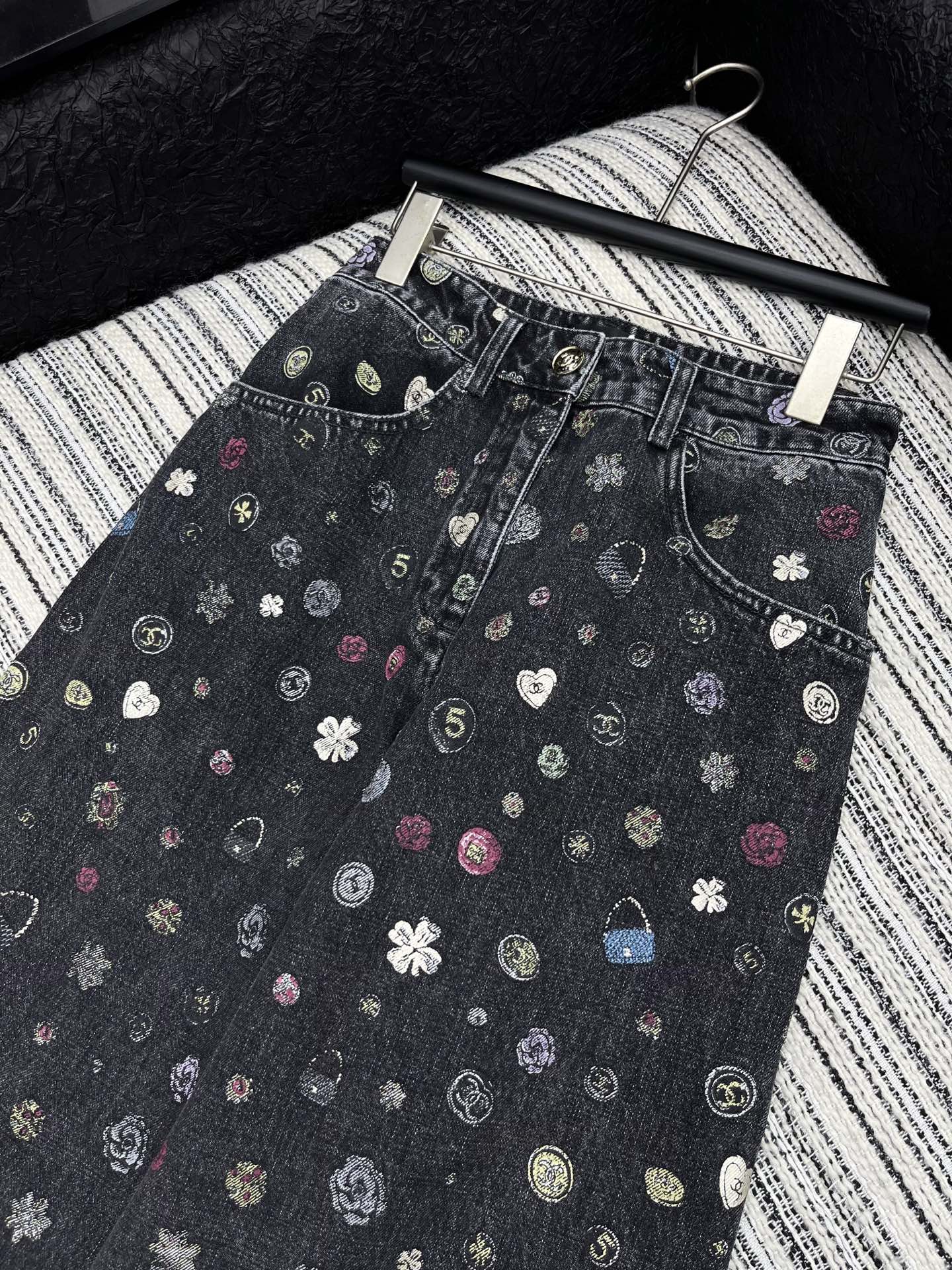 🛒𝐍𝐄𝐖 · 𝟐𝟎𝟐5/爆款现货【原版订制】 Chan*｜25经典涂鸦童趣款印花牛仔裤 工艺款 高端设计