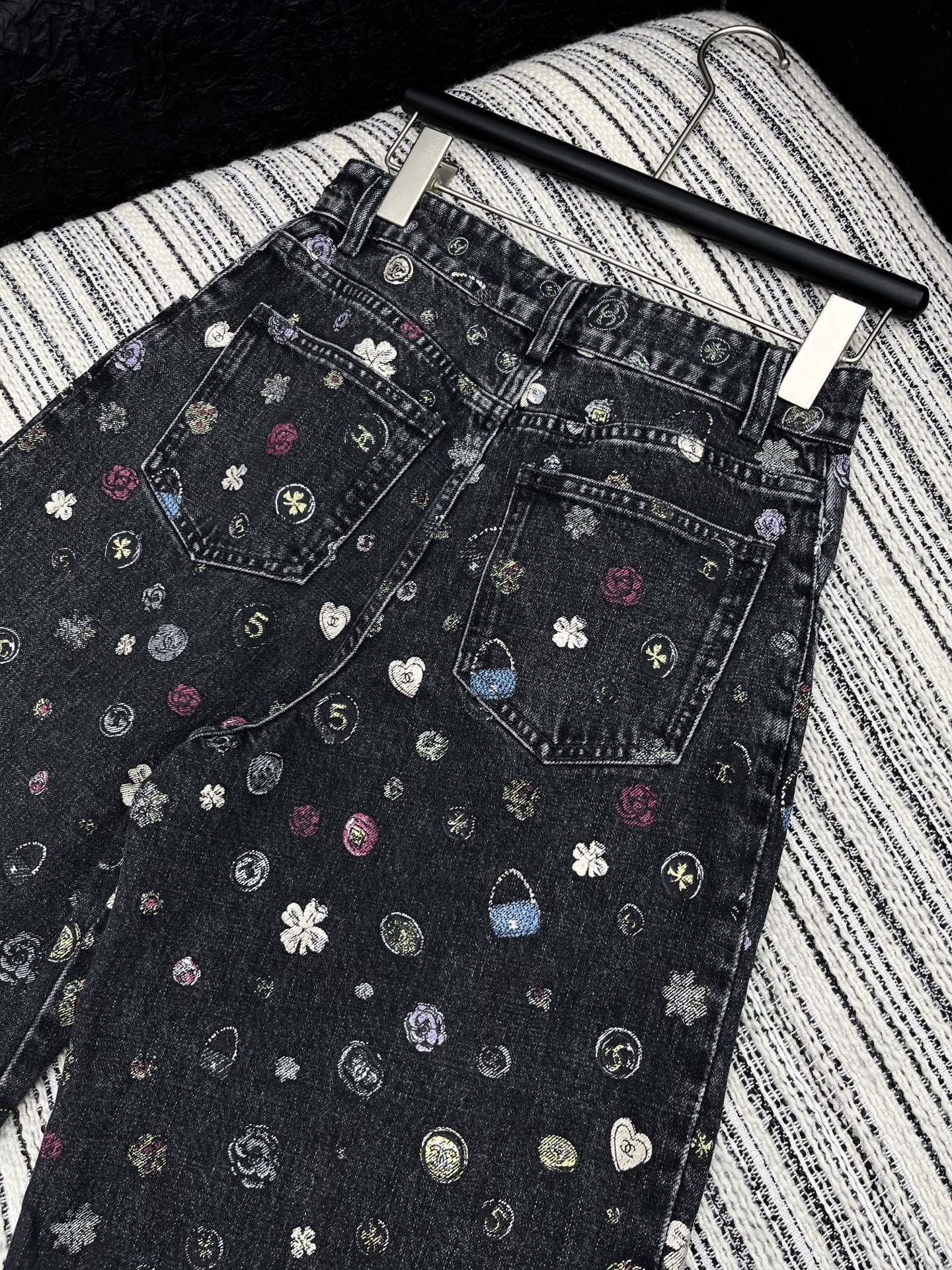 🛒𝐍𝐄𝐖 · 𝟐𝟎𝟐5/爆款现货【原版订制】 Chan*｜25经典涂鸦童趣款印花牛仔裤 工艺款 高端设计