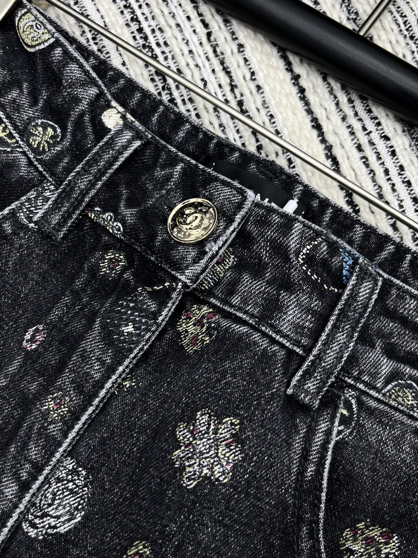 🛒𝐍𝐄𝐖 · 𝟐𝟎𝟐5/爆款现货【原版订制】 Chan*｜25经典涂鸦童趣款印花牛仔裤 工艺款 高端设计