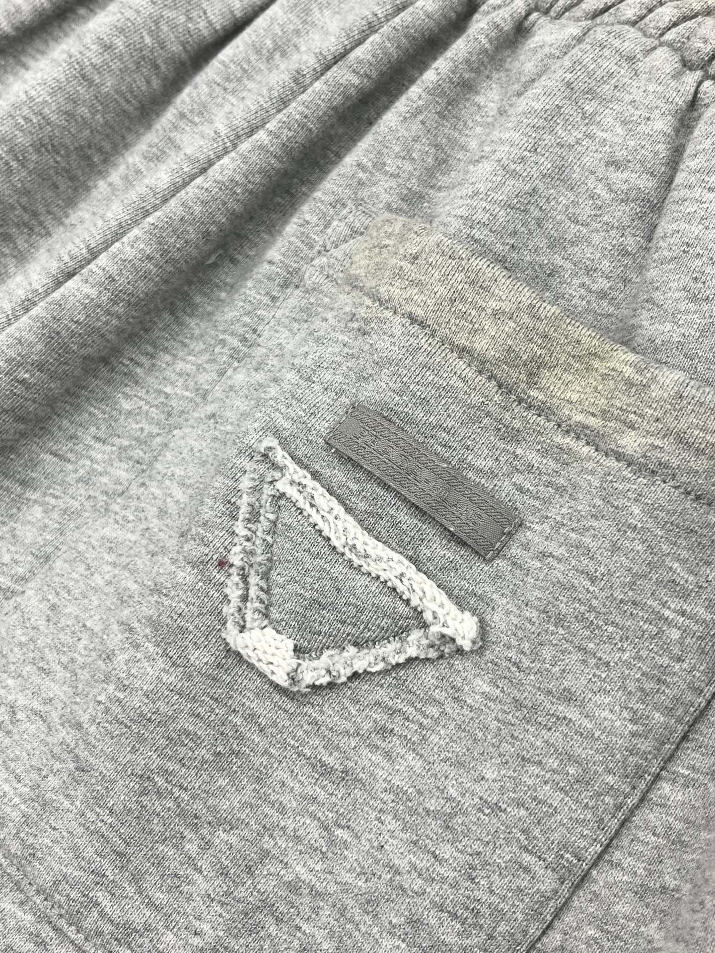 🛒𝐍𝐄𝐖 · 𝟐𝟎𝟐5/爆款现货原单品质 Prad*｜25早秋新款洗水抽绳运动休闲裤重工松紧腰拼接 高订