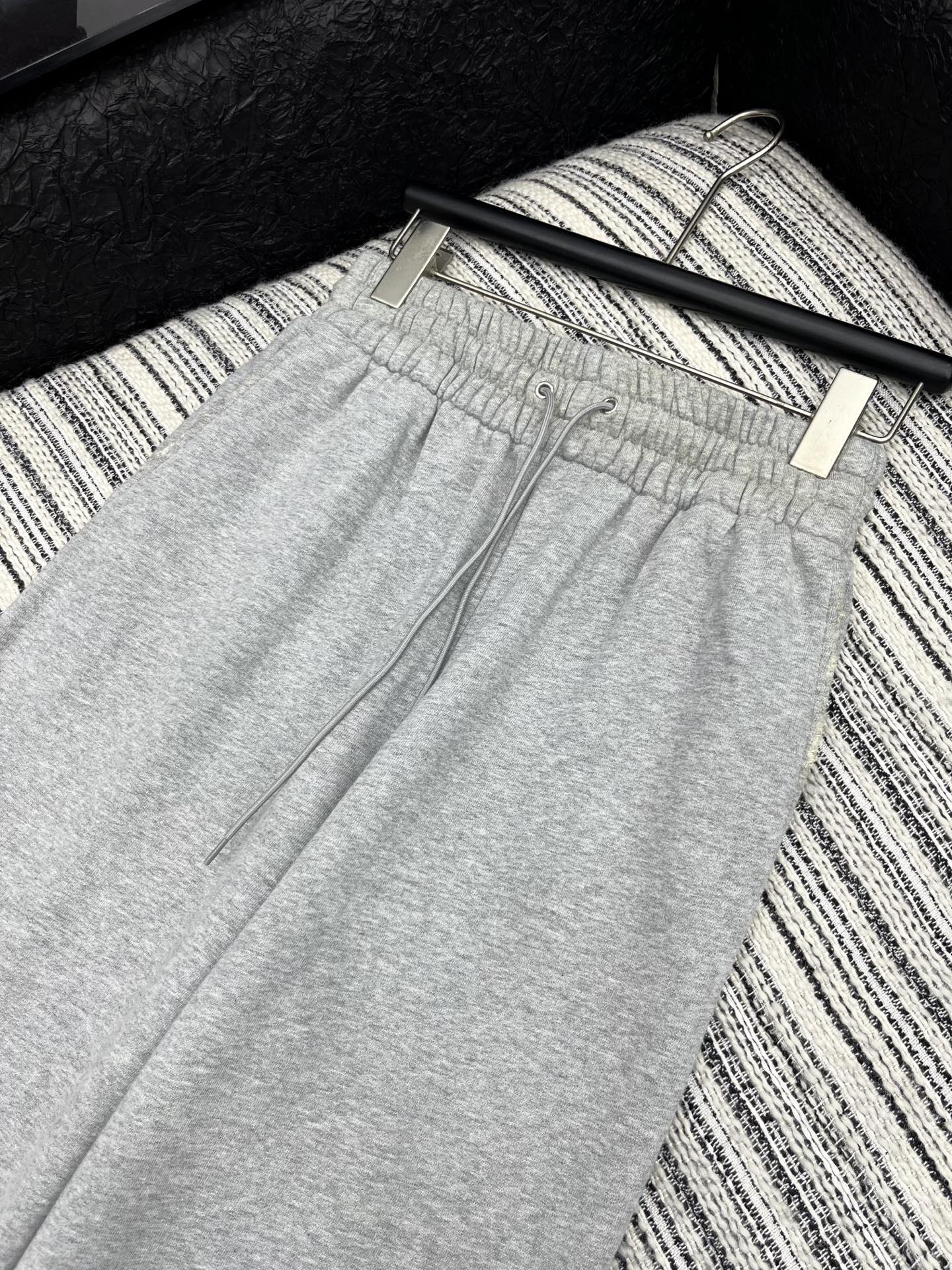 🛒𝐍𝐄𝐖 · 𝟐𝟎𝟐5/爆款现货原单品质 Prad*｜25早秋新款洗水抽绳运动休闲裤重工松紧腰拼接 高订