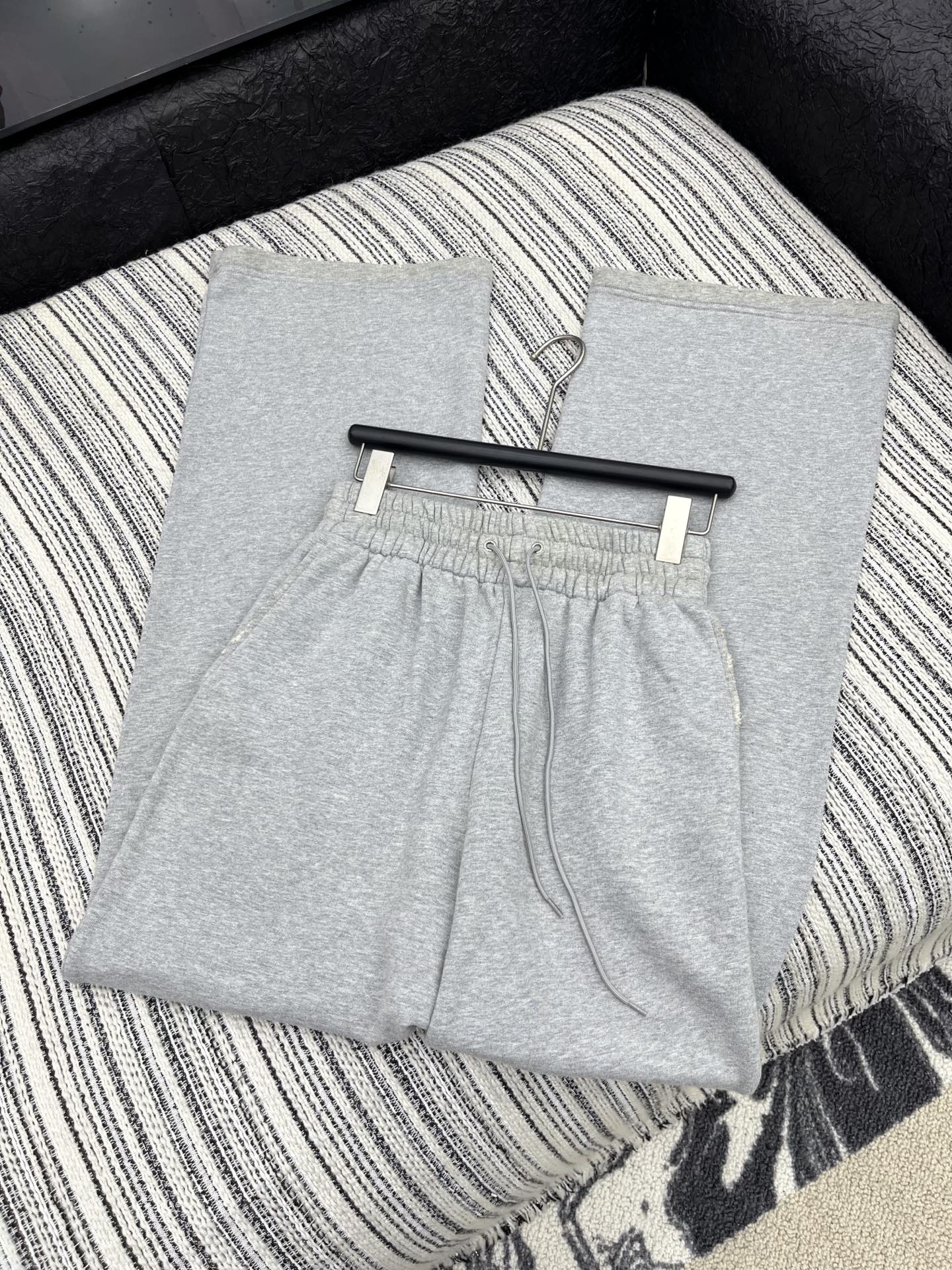 🛒𝐍𝐄𝐖 · 𝟐𝟎𝟐5/爆款现货原单品质 Prad*｜25早秋新款洗水抽绳运动休闲裤重工松紧腰拼接 高订