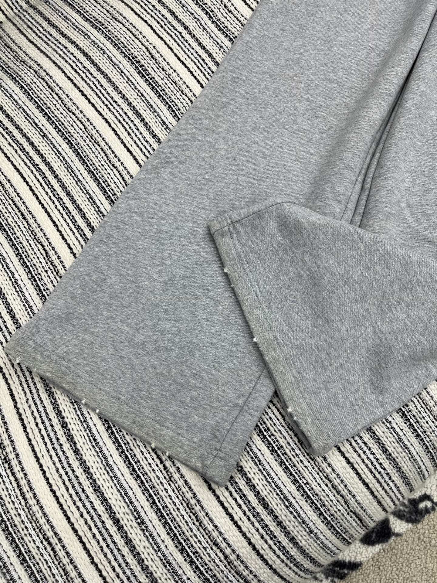 🛒𝐍𝐄𝐖 · 𝟐𝟎𝟐5/爆款现货原单品质 Prad*｜25早秋新款洗水抽绳运动休闲裤重工松紧腰拼接 高订