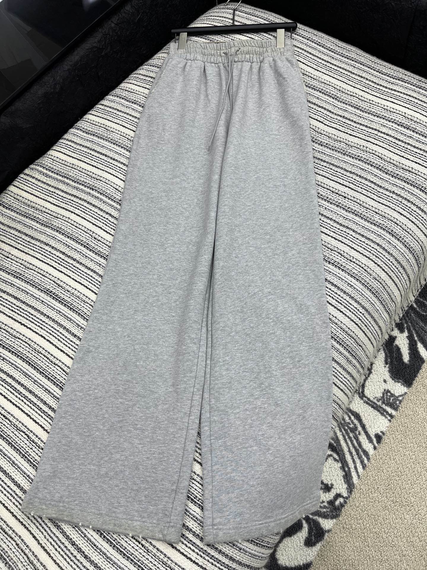 🛒𝐍𝐄𝐖 · 𝟐𝟎𝟐5/爆款现货原单品质 Prad*｜25早秋新款洗水抽绳运动休闲裤重工松紧腰拼接 高订