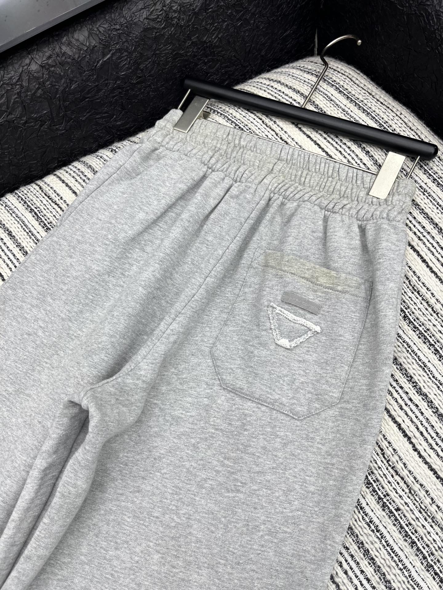 🛒𝐍𝐄𝐖 · 𝟐𝟎𝟐5/爆款现货原单品质 Prad*｜25早秋新款洗水抽绳运动休闲裤重工松紧腰拼接 高订