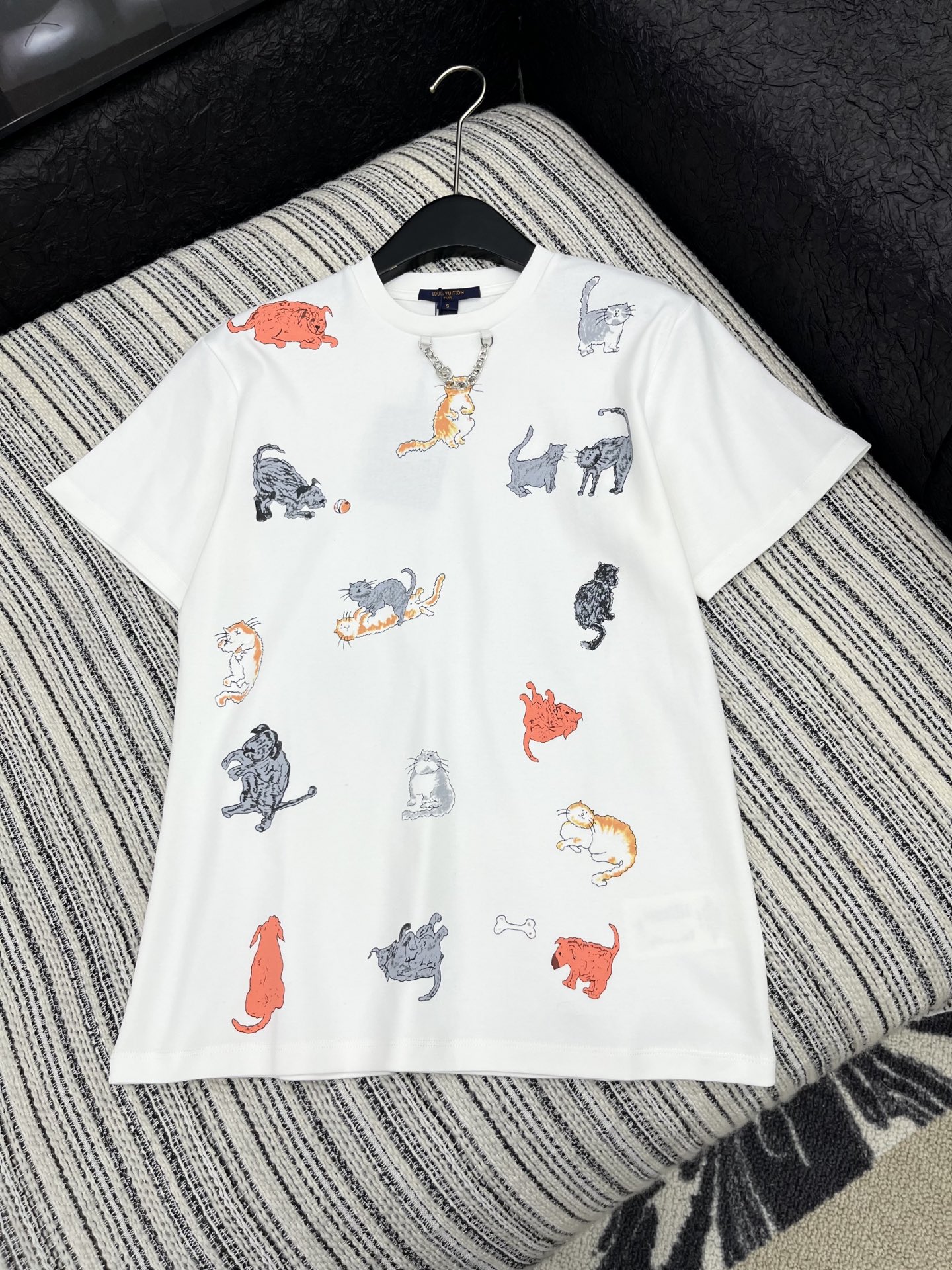 🛒𝐍𝐄𝐖 · 𝟐𝟎𝟐5/爆款现货原单品质 Lv*｜25早秋印花短袖T恤精致版型上身巨显瘦！定制最新工艺 