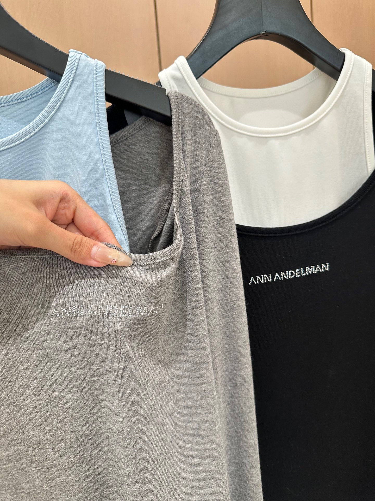 🛒𝐍𝐄𝐖 · 𝟐𝟎𝟐5/爆款现货设计师原创｜2025新款撞色两件套天丝打底衫云感舒适的系列！上身的触感谁