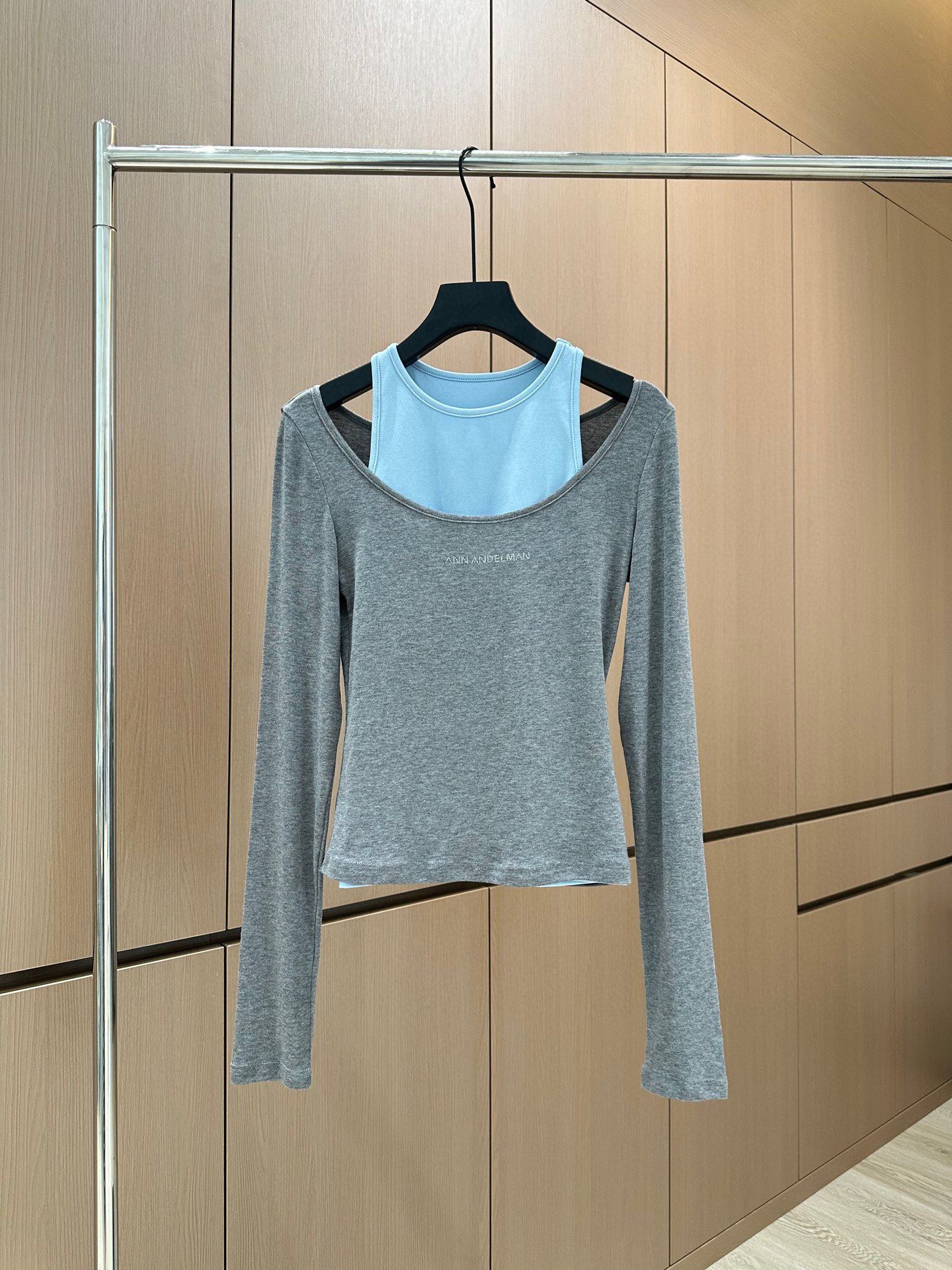 🛒𝐍𝐄𝐖 · 𝟐𝟎𝟐5/爆款现货设计师原创｜2025新款撞色两件套天丝打底衫云感舒适的系列！上身的触感谁