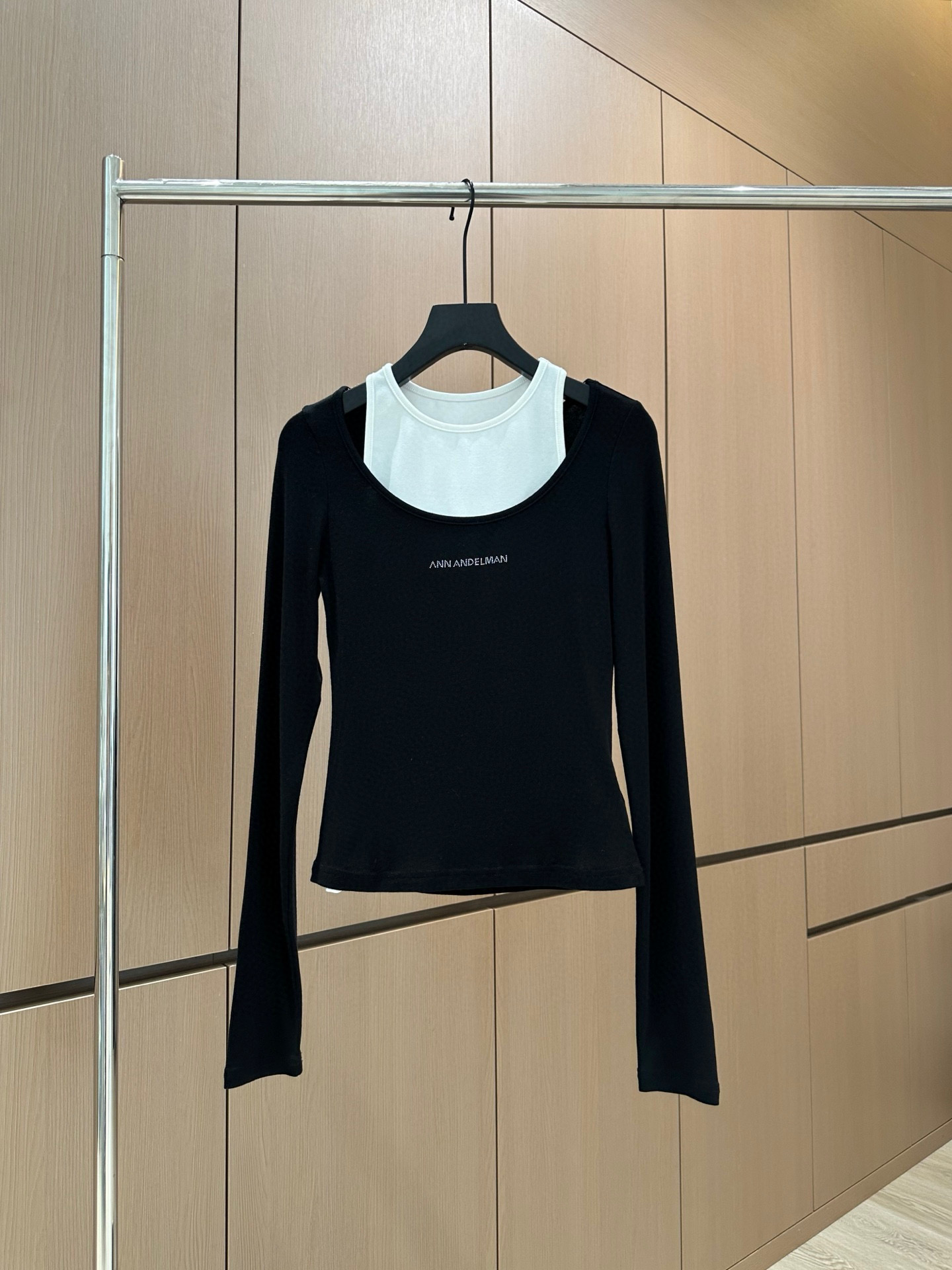 🛒𝐍𝐄𝐖 · 𝟐𝟎𝟐5/爆款现货设计师原创｜2025新款撞色两件套天丝打底衫云感舒适的系列！上身的触感谁