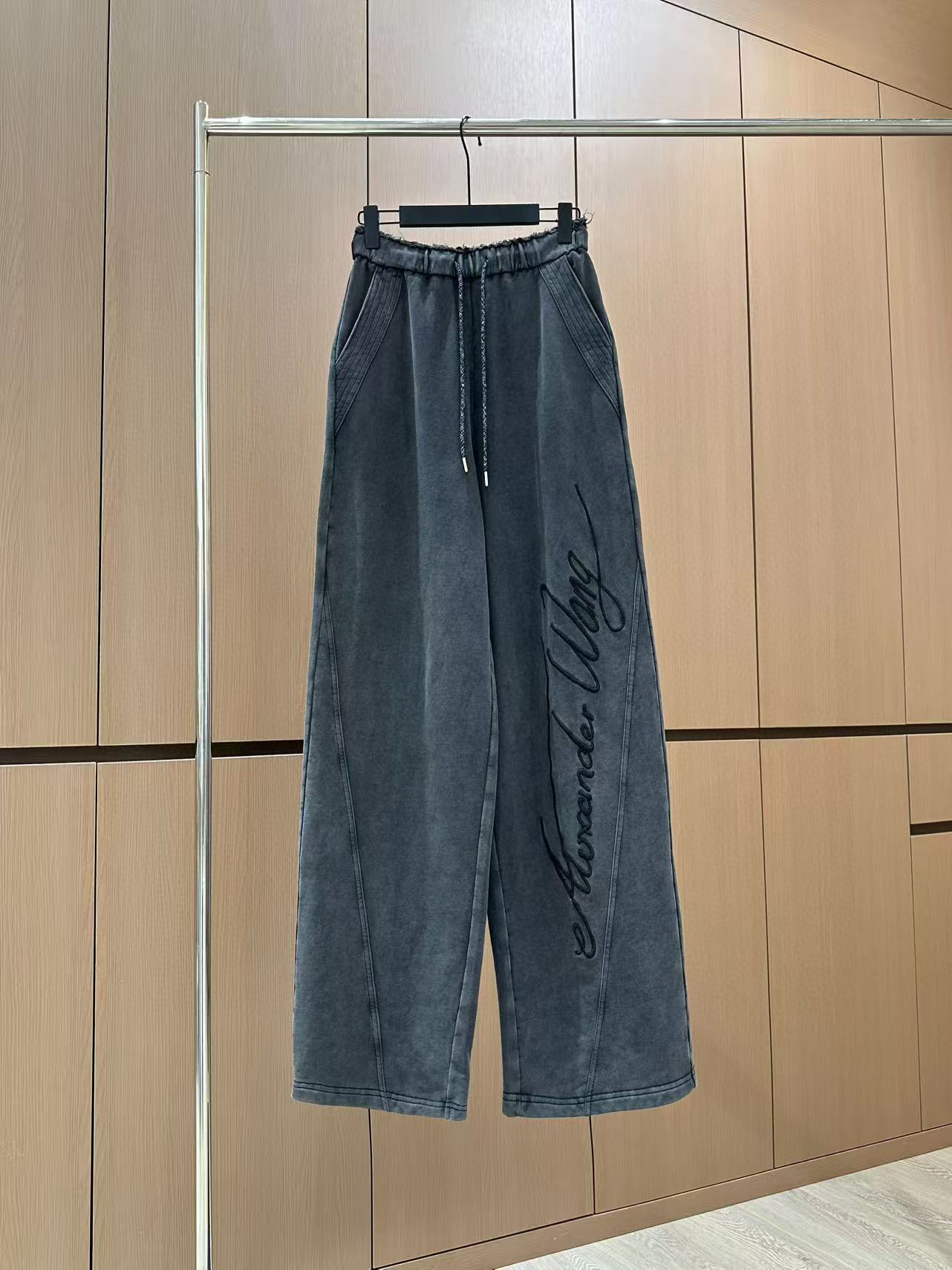 解锁渐变色洗水运动休闲裤，运动时髦两不误在追求时尚与舒适的道路上，抽绳运动休闲裤绝对是你的不二之选。作为