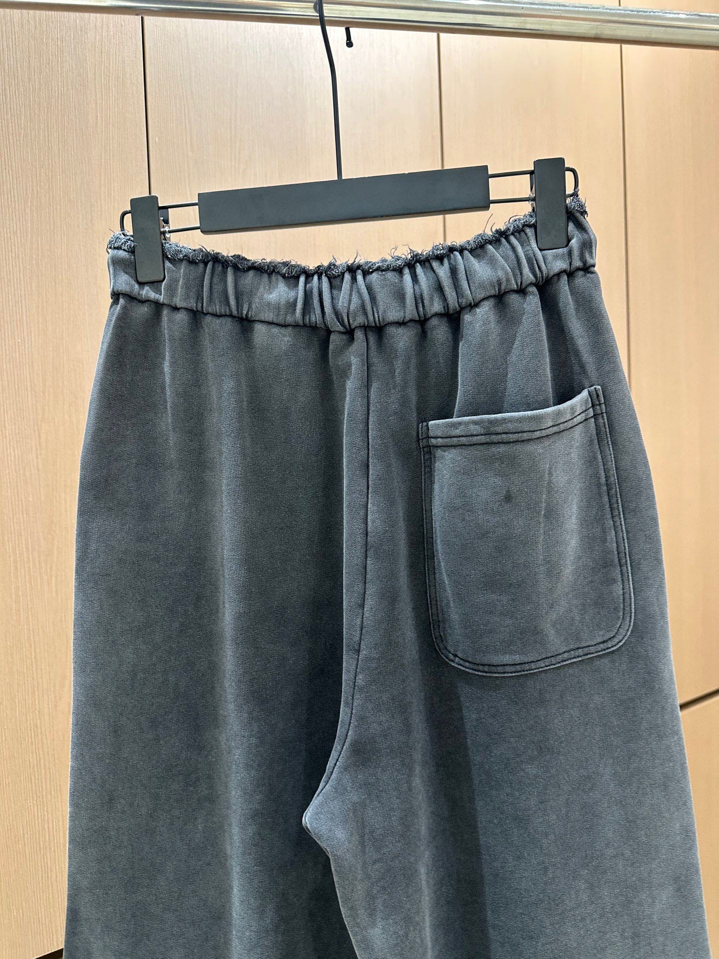 解锁渐变色洗水运动休闲裤，运动时髦两不误在追求时尚与舒适的道路上，抽绳运动休闲裤绝对是你的不二之选。作为