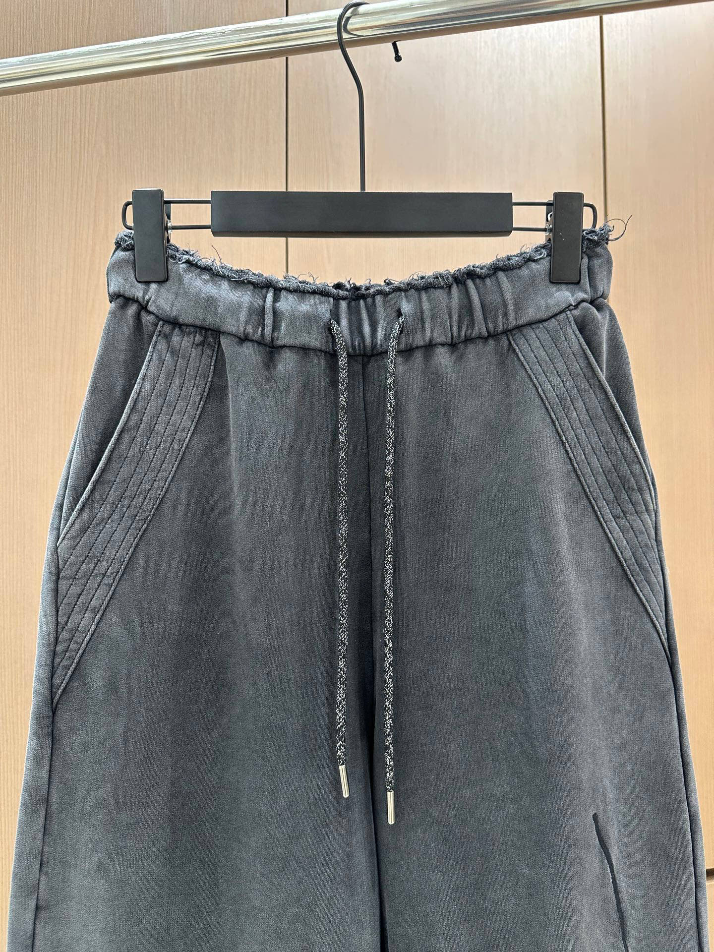 解锁渐变色洗水运动休闲裤，运动时髦两不误在追求时尚与舒适的道路上，抽绳运动休闲裤绝对是你的不二之选。作为