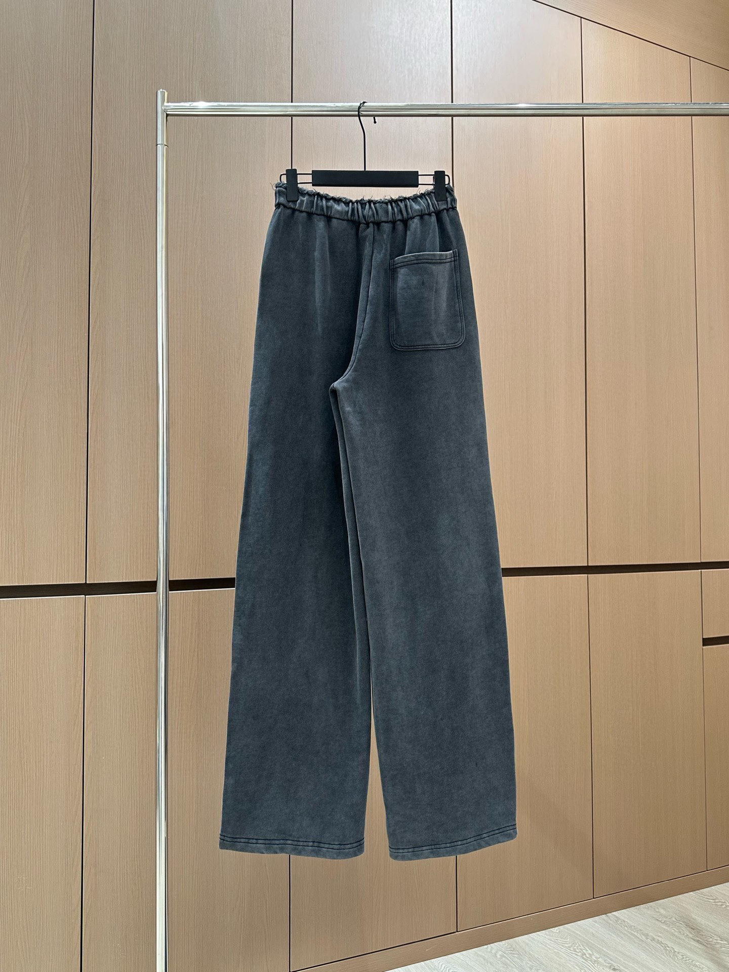 解锁渐变色洗水运动休闲裤，运动时髦两不误在追求时尚与舒适的道路上，抽绳运动休闲裤绝对是你的不二之选。作为