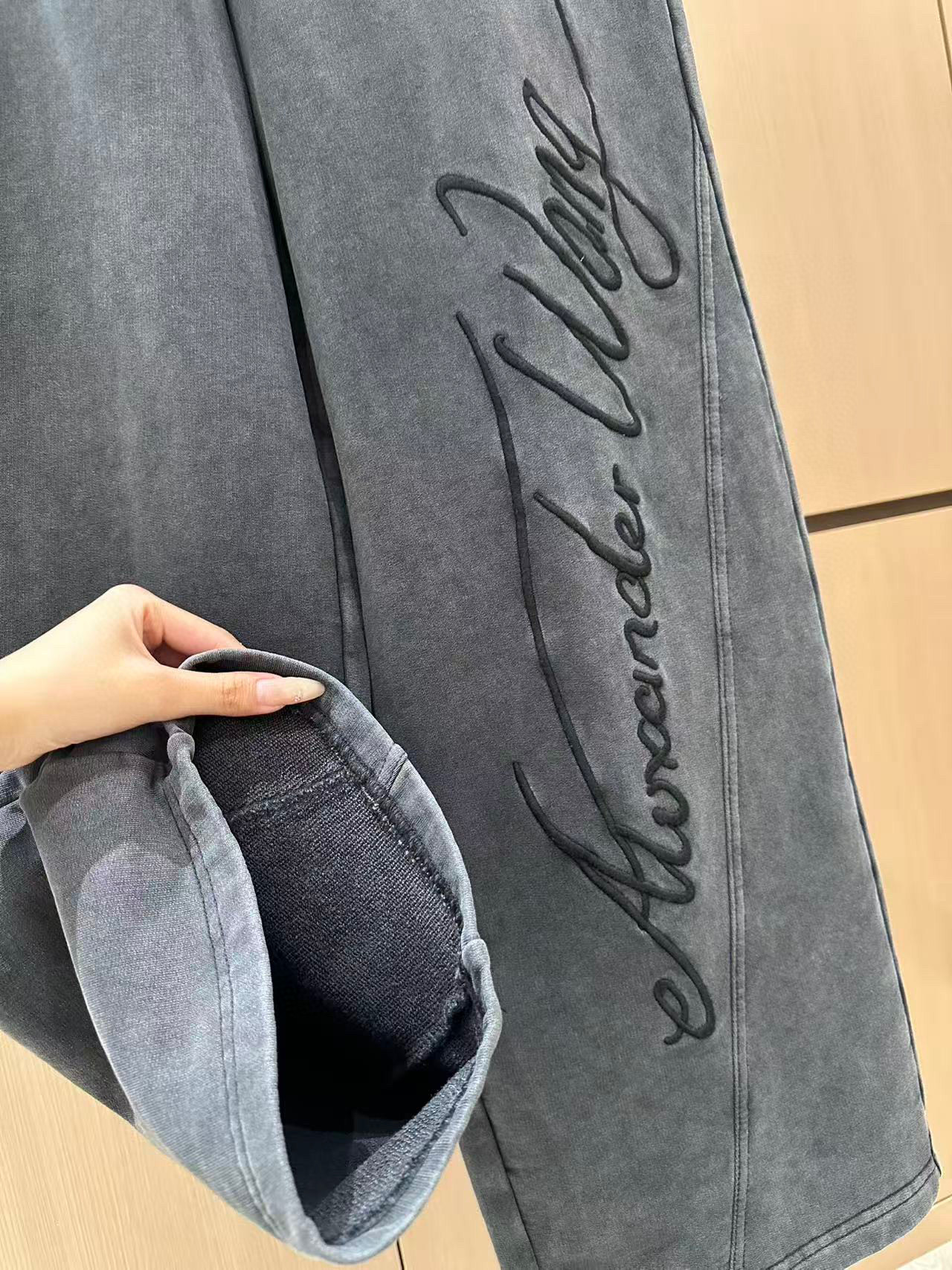 解锁渐变色洗水运动休闲裤，运动时髦两不误在追求时尚与舒适的道路上，抽绳运动休闲裤绝对是你的不二之选。作为