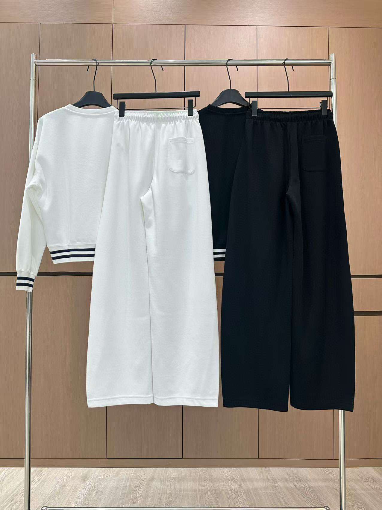 🛒𝐍𝐄𝐖 · 𝟐𝟎𝟐5/爆款现货原单品质 Alo｜撞色刺绣休闲套装螺纹拼接圆领卫衣，搭配微镰刀版卫裤，定