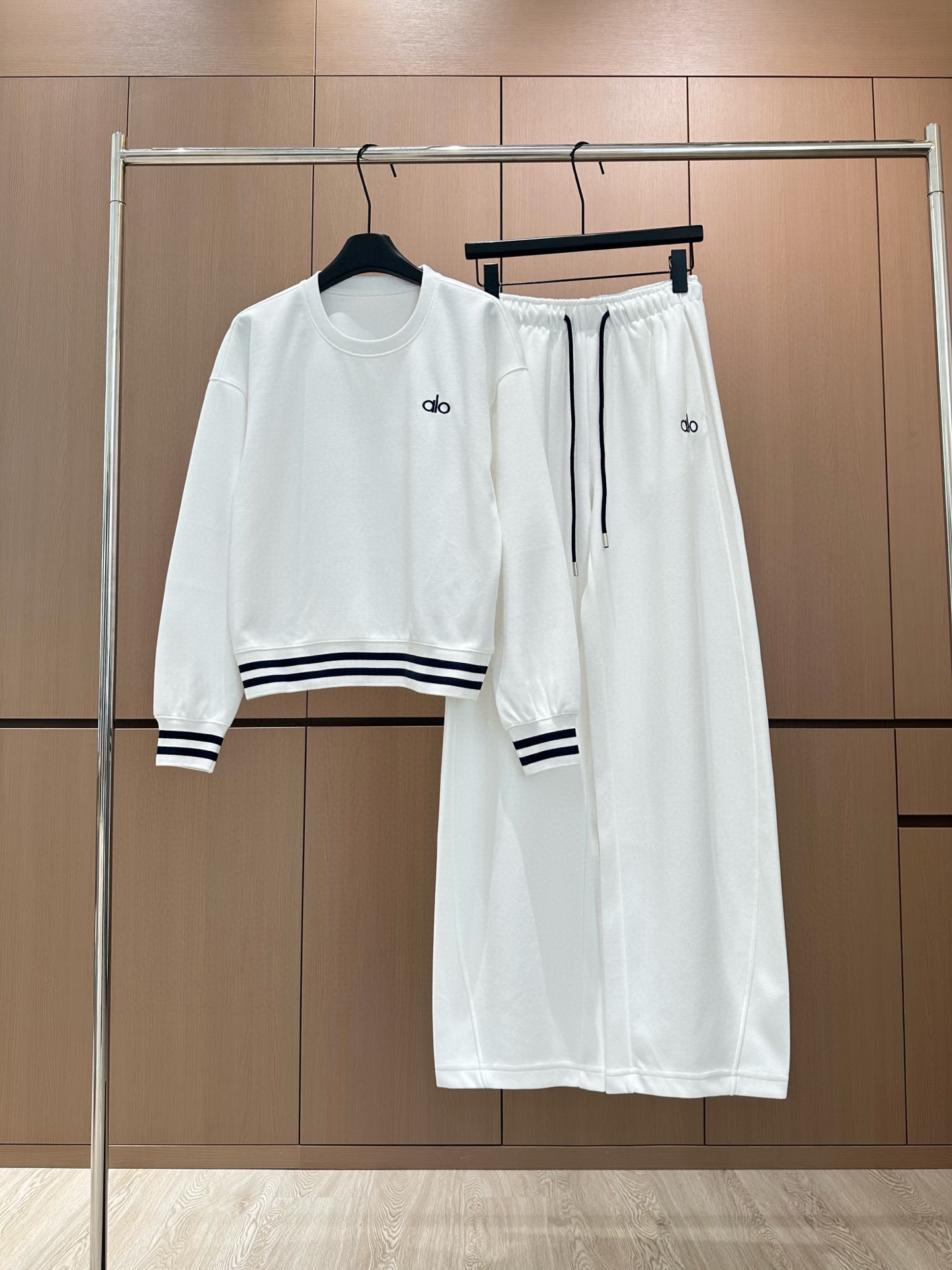 🛒𝐍𝐄𝐖 · 𝟐𝟎𝟐5/爆款现货原单品质 Alo｜撞色刺绣休闲套装螺纹拼接圆领卫衣，搭配微镰刀版卫裤，定