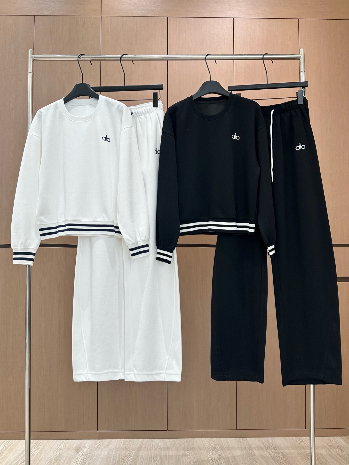 🛒𝐍𝐄𝐖 · 𝟐𝟎𝟐5/爆款现货原单品质 Alo｜撞色刺绣休闲套装螺纹拼接圆领卫衣，搭配微镰刀版卫裤，定