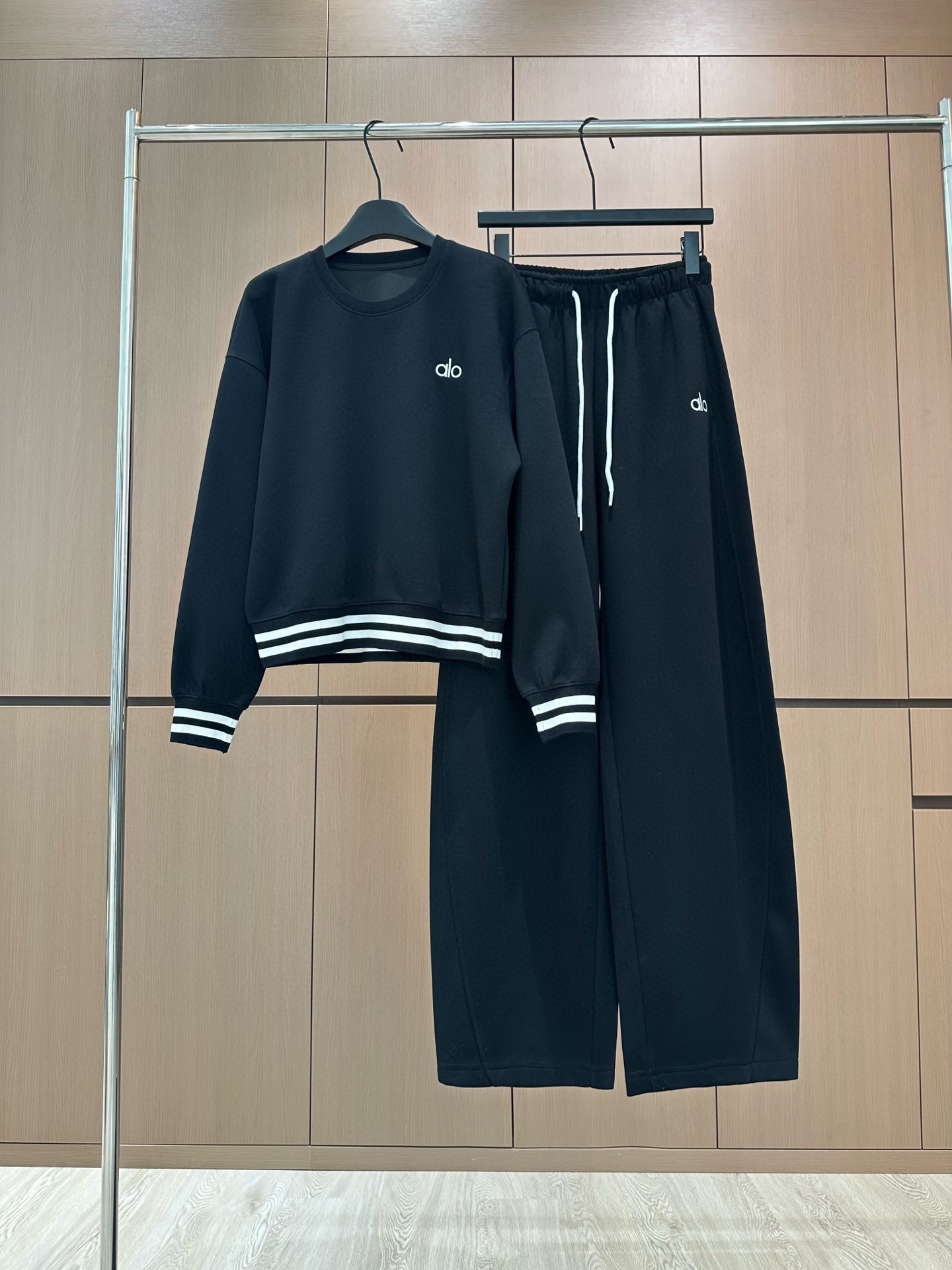 🛒𝐍𝐄𝐖 · 𝟐𝟎𝟐5/爆款现货原单品质 Alo｜撞色刺绣休闲套装螺纹拼接圆领卫衣，搭配微镰刀版卫裤，定