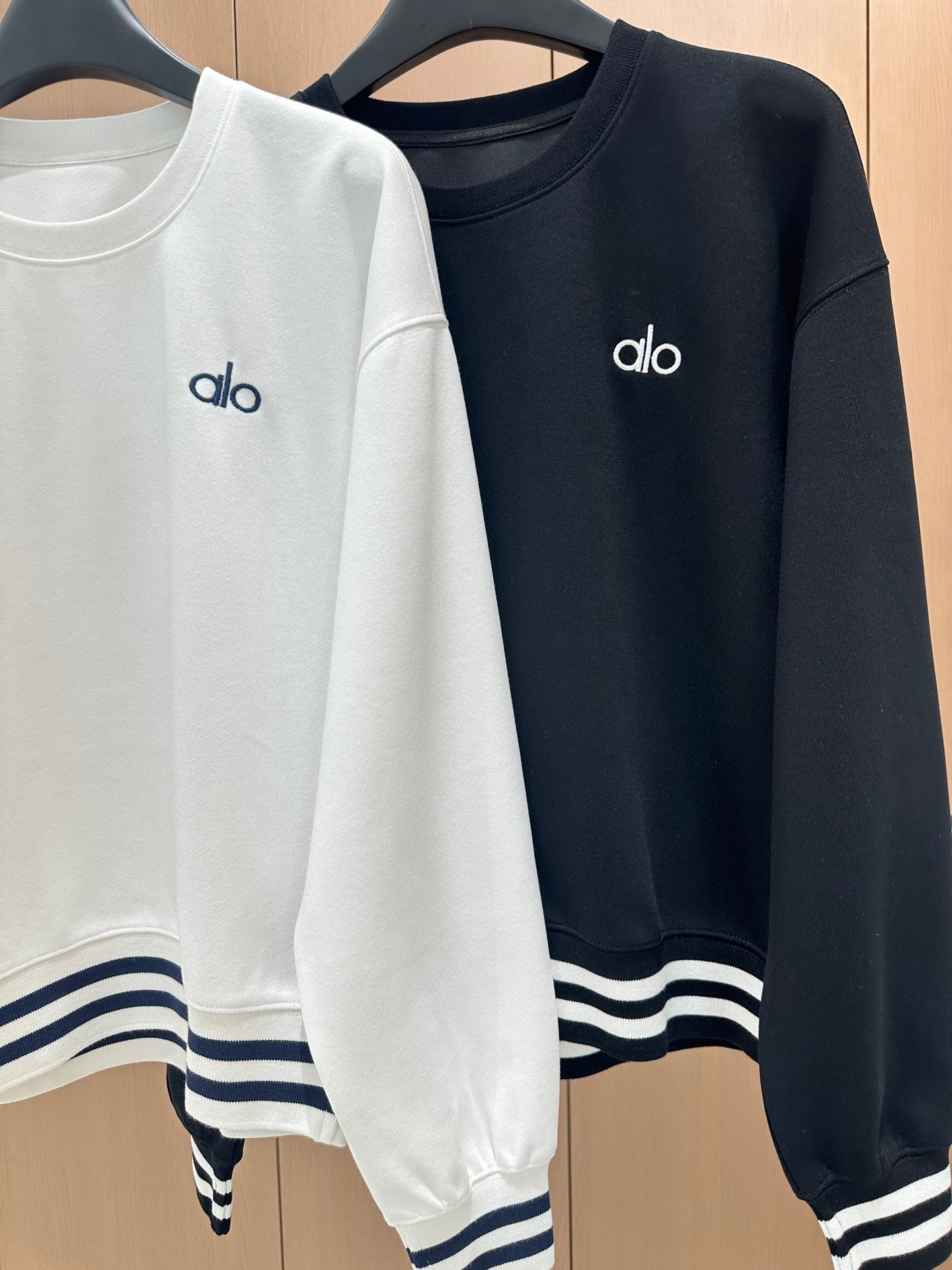 🛒𝐍𝐄𝐖 · 𝟐𝟎𝟐5/爆款现货原单品质 Alo｜撞色刺绣休闲套装螺纹拼接圆领卫衣，搭配微镰刀版卫裤，定