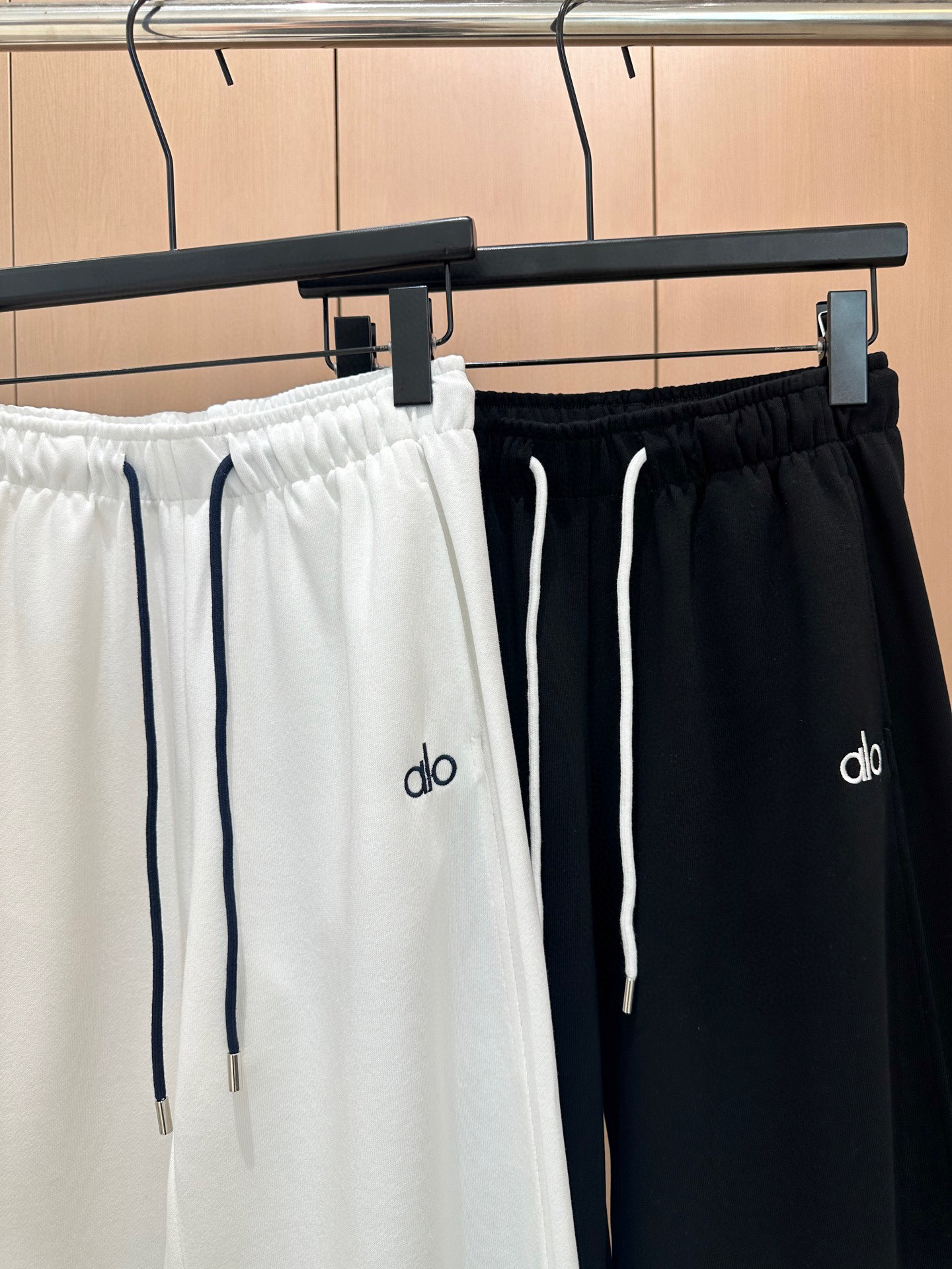 🛒𝐍𝐄𝐖 · 𝟐𝟎𝟐5/爆款现货原单品质 Alo｜撞色刺绣休闲套装螺纹拼接圆领卫衣，搭配微镰刀版卫裤，定