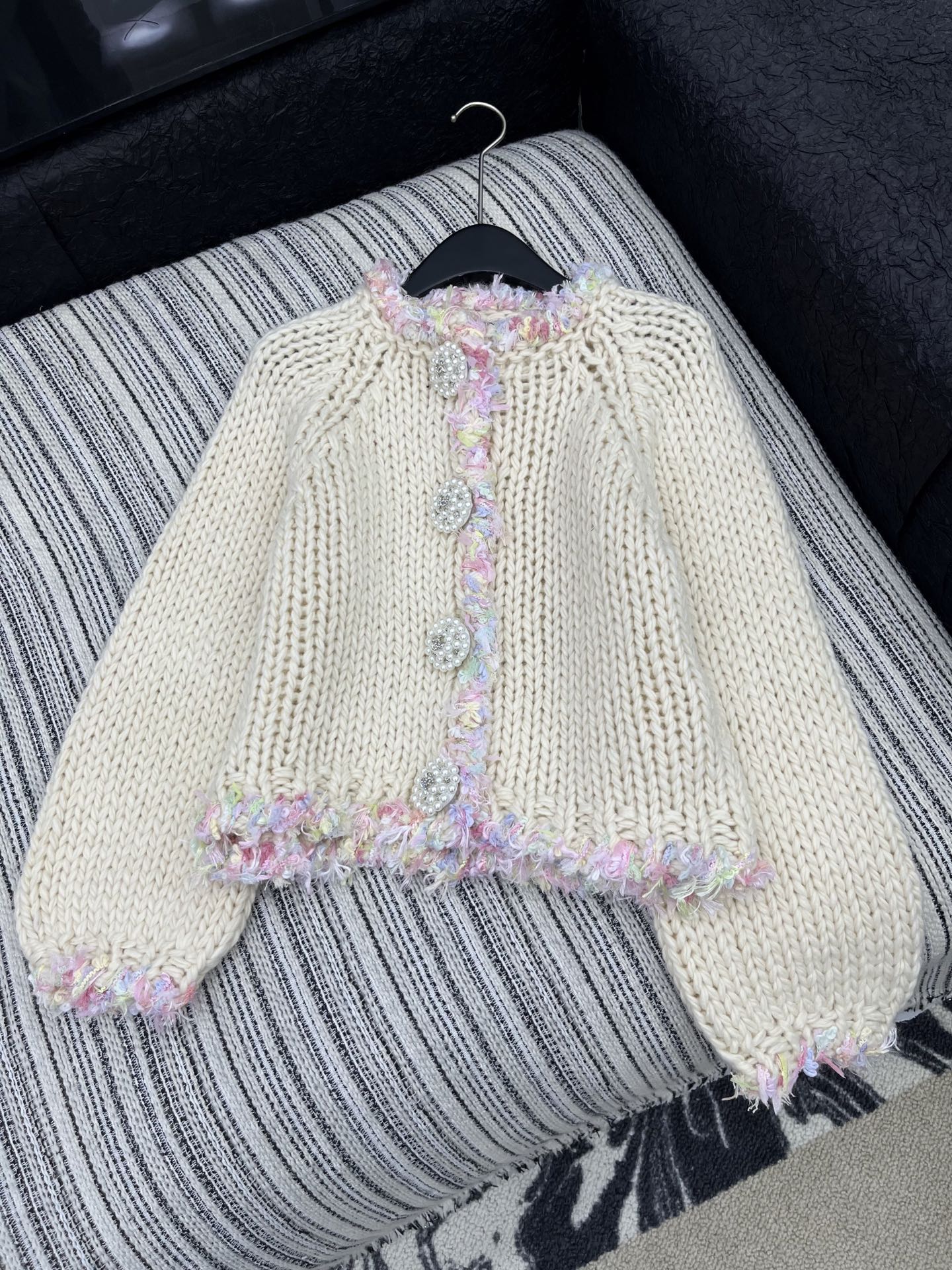 🛒𝐍𝐄𝐖 · 𝟐𝟎𝟐5/爆款现货原单品质 Chan*｜25中古系列重工手工大钻扣圆领外套独家订制纱线 ，