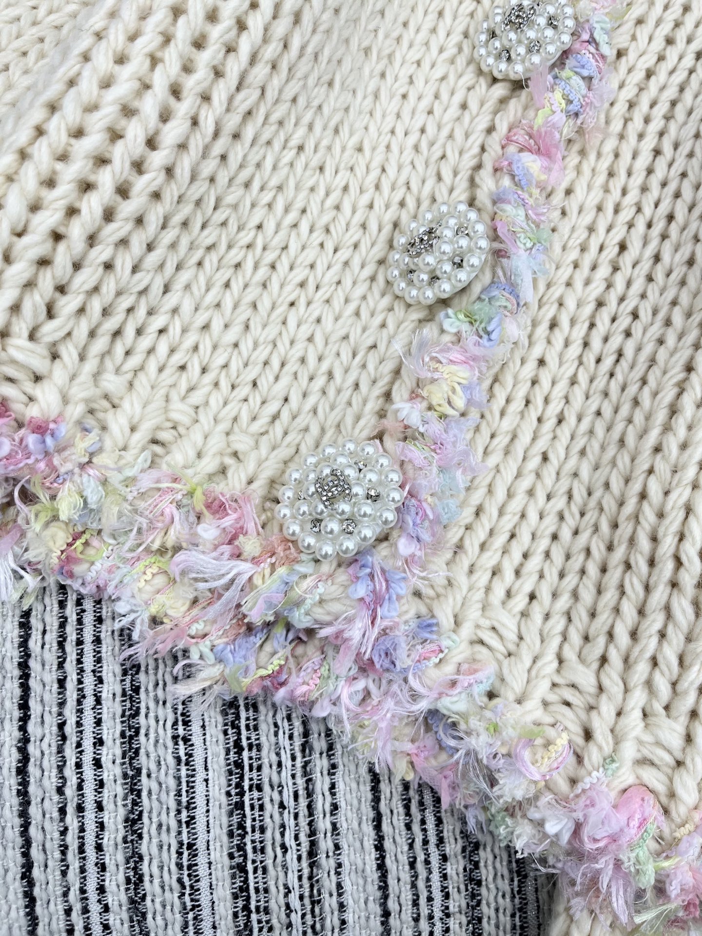 🛒𝐍𝐄𝐖 · 𝟐𝟎𝟐5/爆款现货原单品质 Chan*｜25中古系列重工手工大钻扣圆领外套独家订制纱线 ，