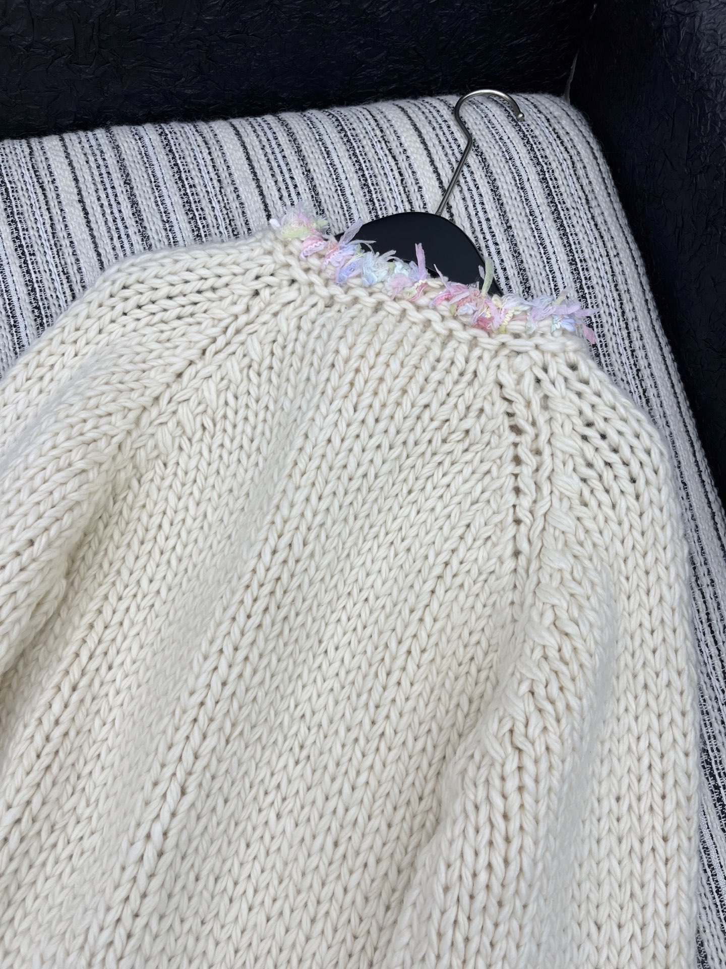 🛒𝐍𝐄𝐖 · 𝟐𝟎𝟐5/爆款现货原单品质 Chan*｜25中古系列重工手工大钻扣圆领外套独家订制纱线 ，