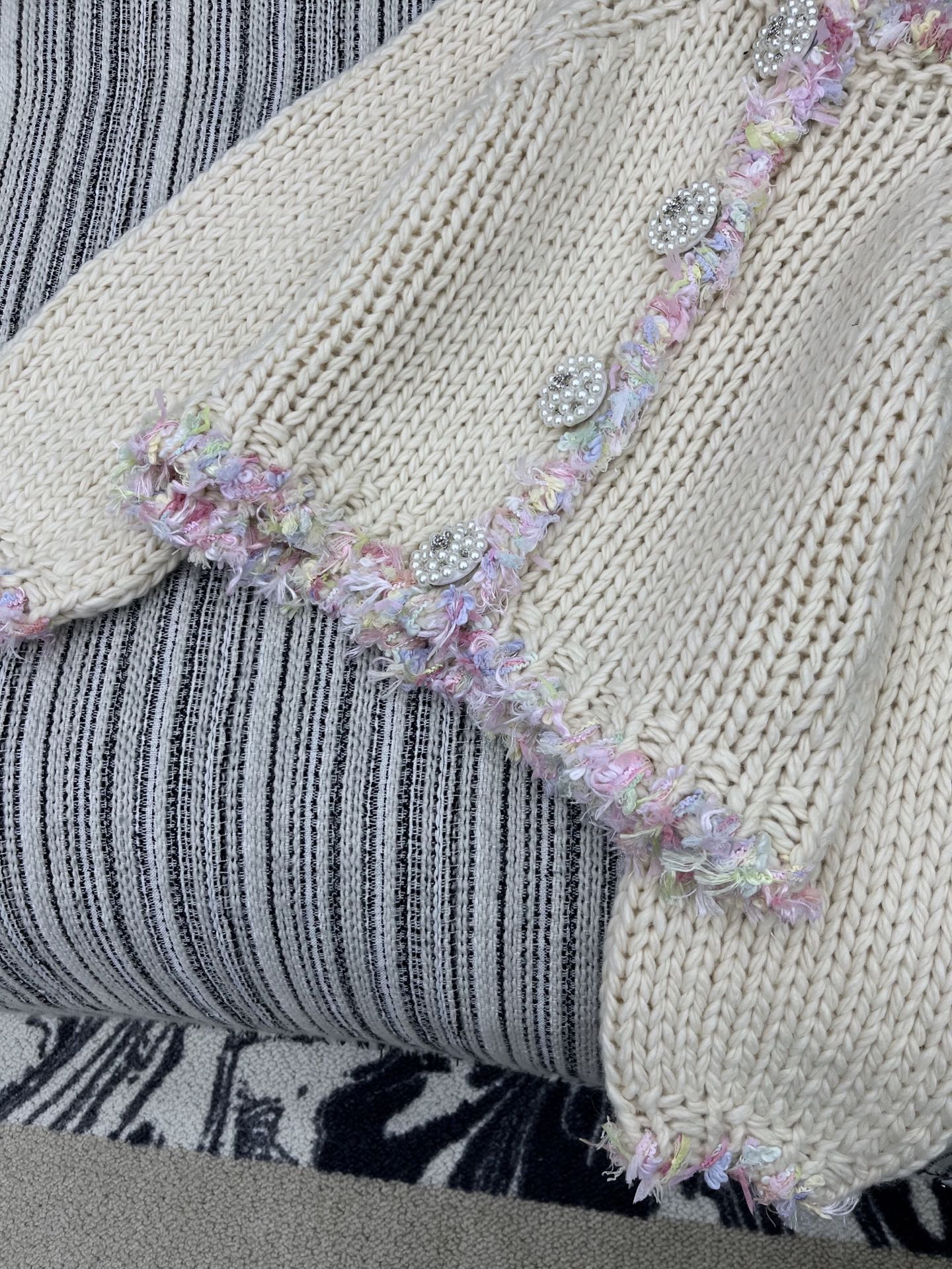 🛒𝐍𝐄𝐖 · 𝟐𝟎𝟐5/爆款现货原单品质 Chan*｜25中古系列重工手工大钻扣圆领外套独家订制纱线 ，