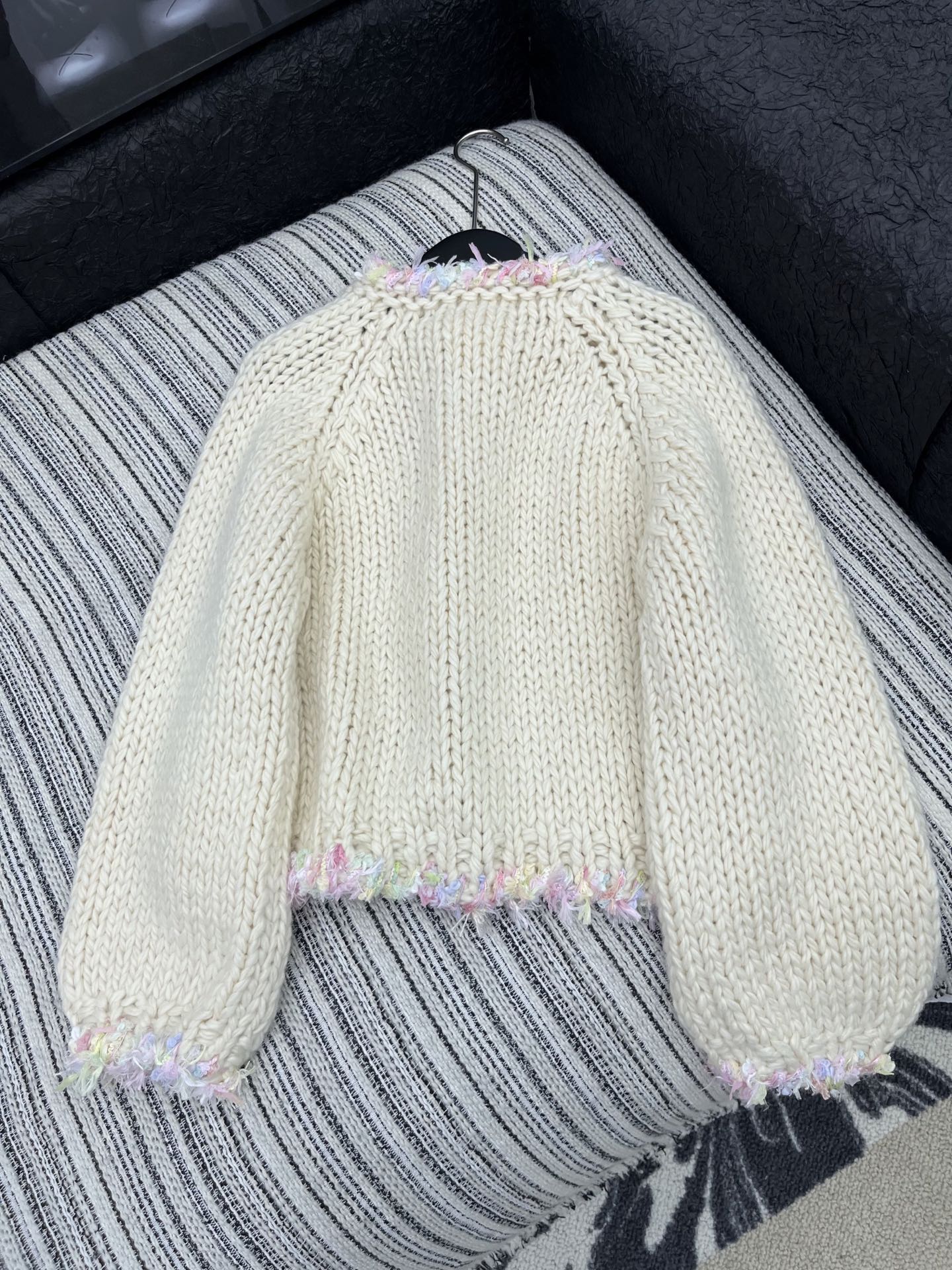 🛒𝐍𝐄𝐖 · 𝟐𝟎𝟐5/爆款现货原单品质 Chan*｜25中古系列重工手工大钻扣圆领外套独家订制纱线 ，