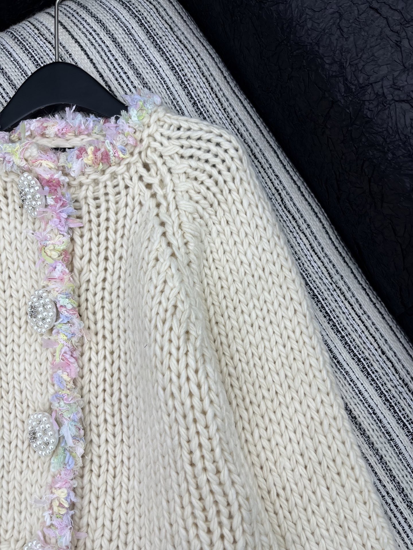 🛒𝐍𝐄𝐖 · 𝟐𝟎𝟐5/爆款现货原单品质 Chan*｜25中古系列重工手工大钻扣圆领外套独家订制纱线 ，