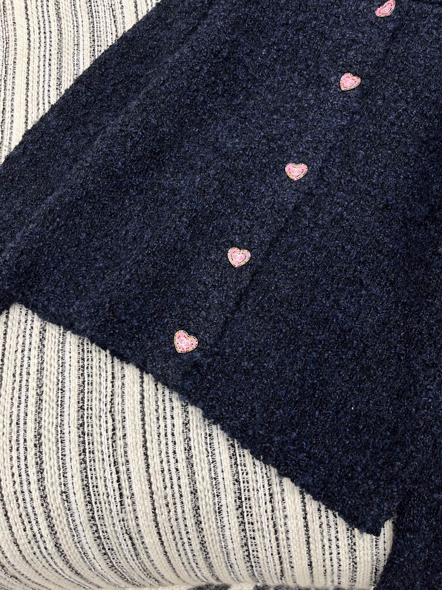 🛒𝐍𝐄𝐖 · 𝟐𝟎𝟐5/爆款现货原单品质 Chan*｜25中古系列重工爱心扣圆领外套独家订制纱线 ，设计