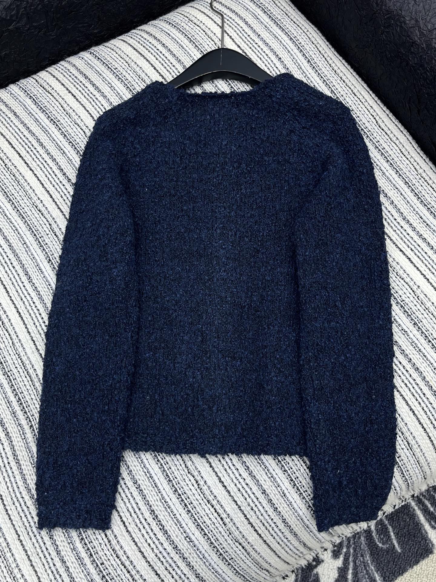 🛒𝐍𝐄𝐖 · 𝟐𝟎𝟐5/爆款现货原单品质 Chan*｜25中古系列重工爱心扣圆领外套独家订制纱线 ，设计