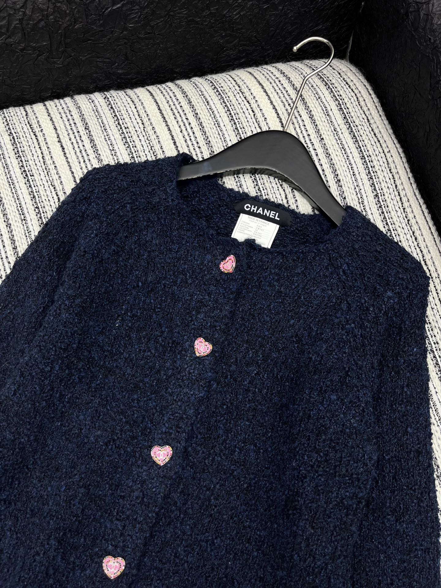 🛒𝐍𝐄𝐖 · 𝟐𝟎𝟐5/爆款现货原单品质 Chan*｜25中古系列重工爱心扣圆领外套独家订制纱线 ，设计