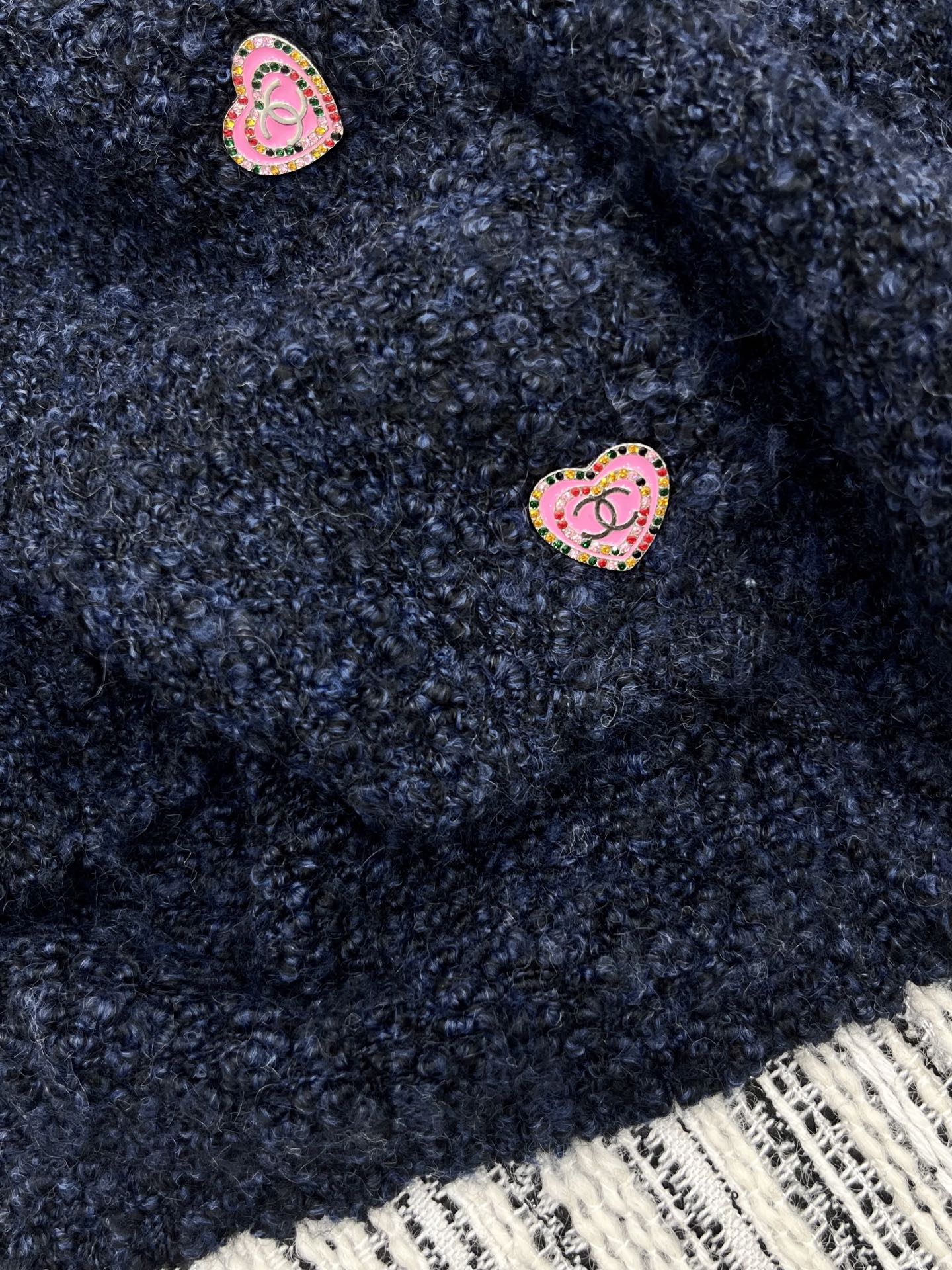 🛒𝐍𝐄𝐖 · 𝟐𝟎𝟐5/爆款现货原单品质 Chan*｜25中古系列重工爱心扣圆领外套独家订制纱线 ，设计