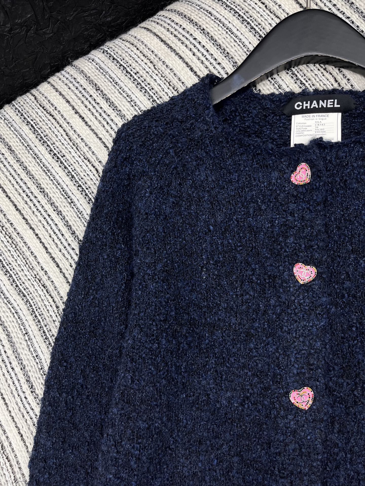 🛒𝐍𝐄𝐖 · 𝟐𝟎𝟐5/爆款现货原单品质 Chan*｜25中古系列重工爱心扣圆领外套独家订制纱线 ，设计