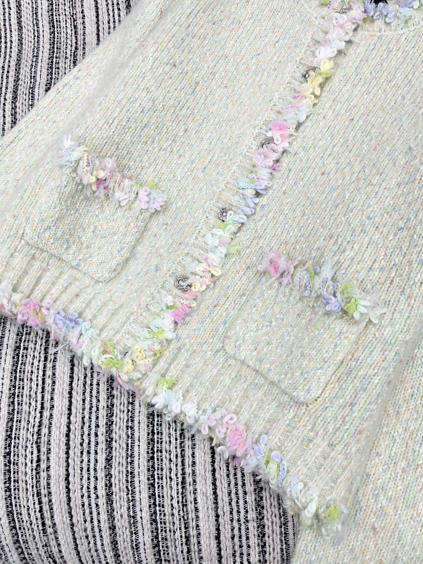 🛒𝐍𝐄𝐖 · 𝟐𝟎𝟐5/爆款现货原单品质 Chan*｜25中古系列重工手工花边圆领外套独家订制纱线 ，设