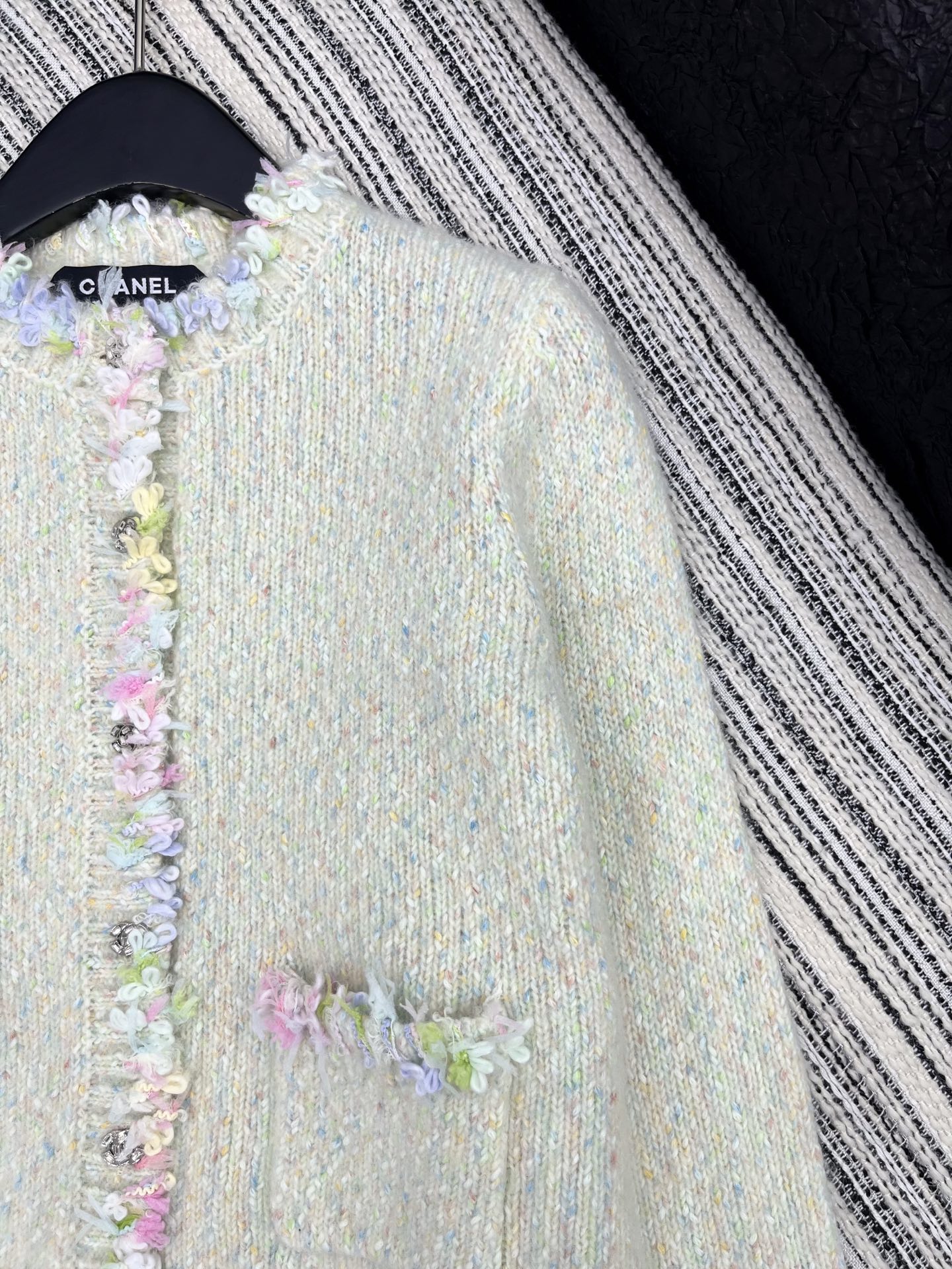 🛒𝐍𝐄𝐖 · 𝟐𝟎𝟐5/爆款现货原单品质 Chan*｜25中古系列重工手工花边圆领外套独家订制纱线 ，设