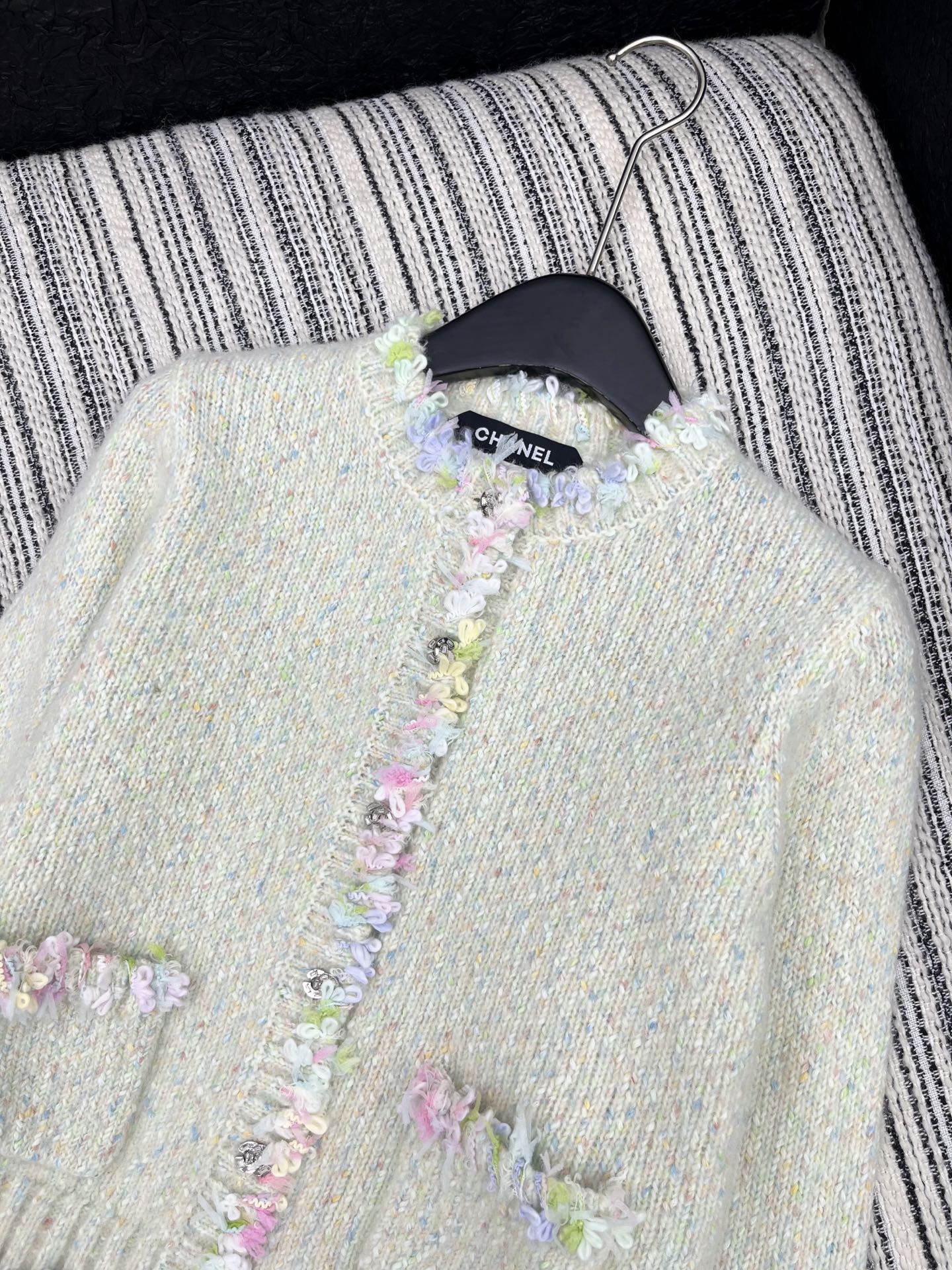 🛒𝐍𝐄𝐖 · 𝟐𝟎𝟐5/爆款现货原单品质 Chan*｜25中古系列重工手工花边圆领外套独家订制纱线 ，设